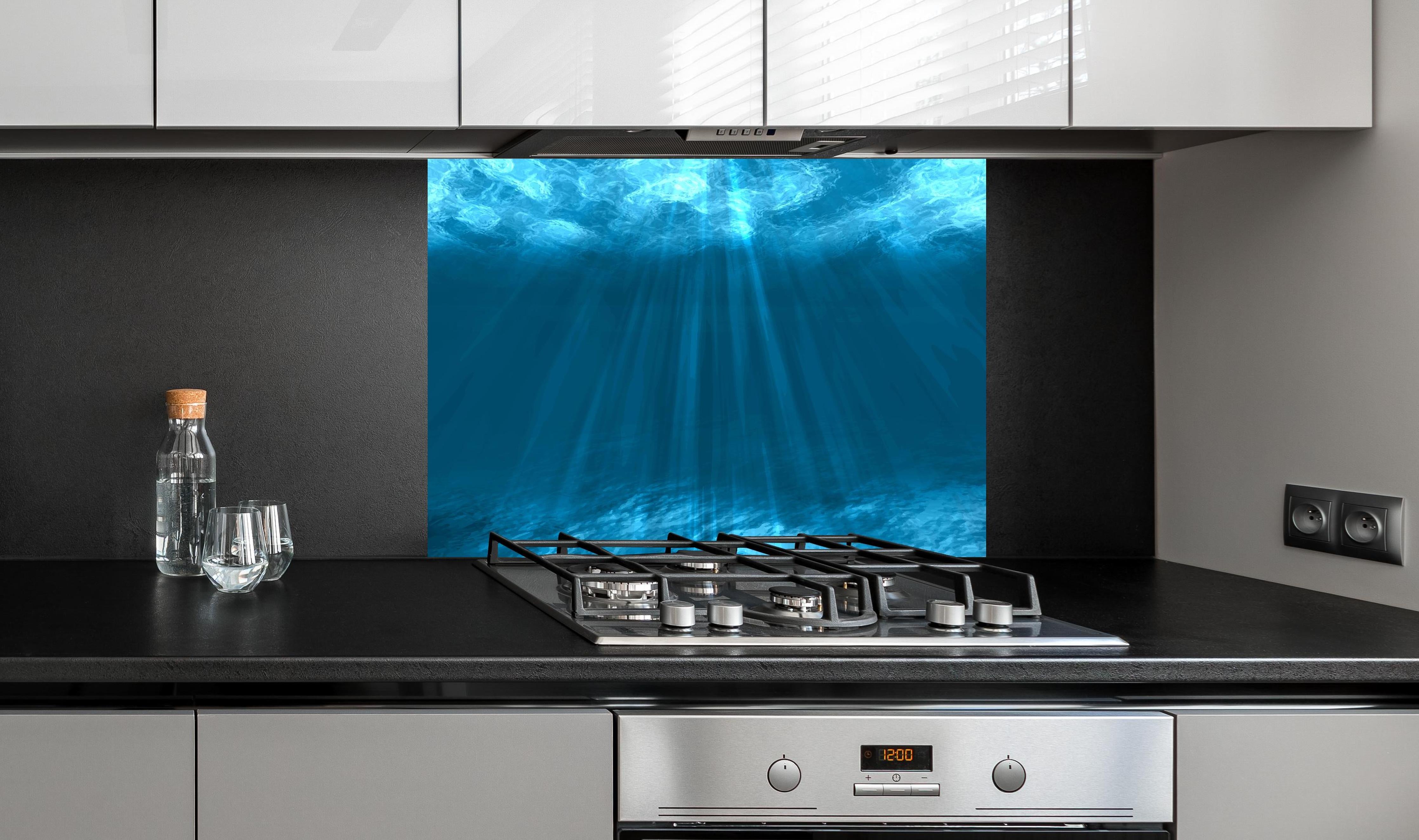 Spritzschutz - Tiefsee Blau Unterwasserwelt hinter einem Cerankochfeld zwischen Holz-Kochutensilien