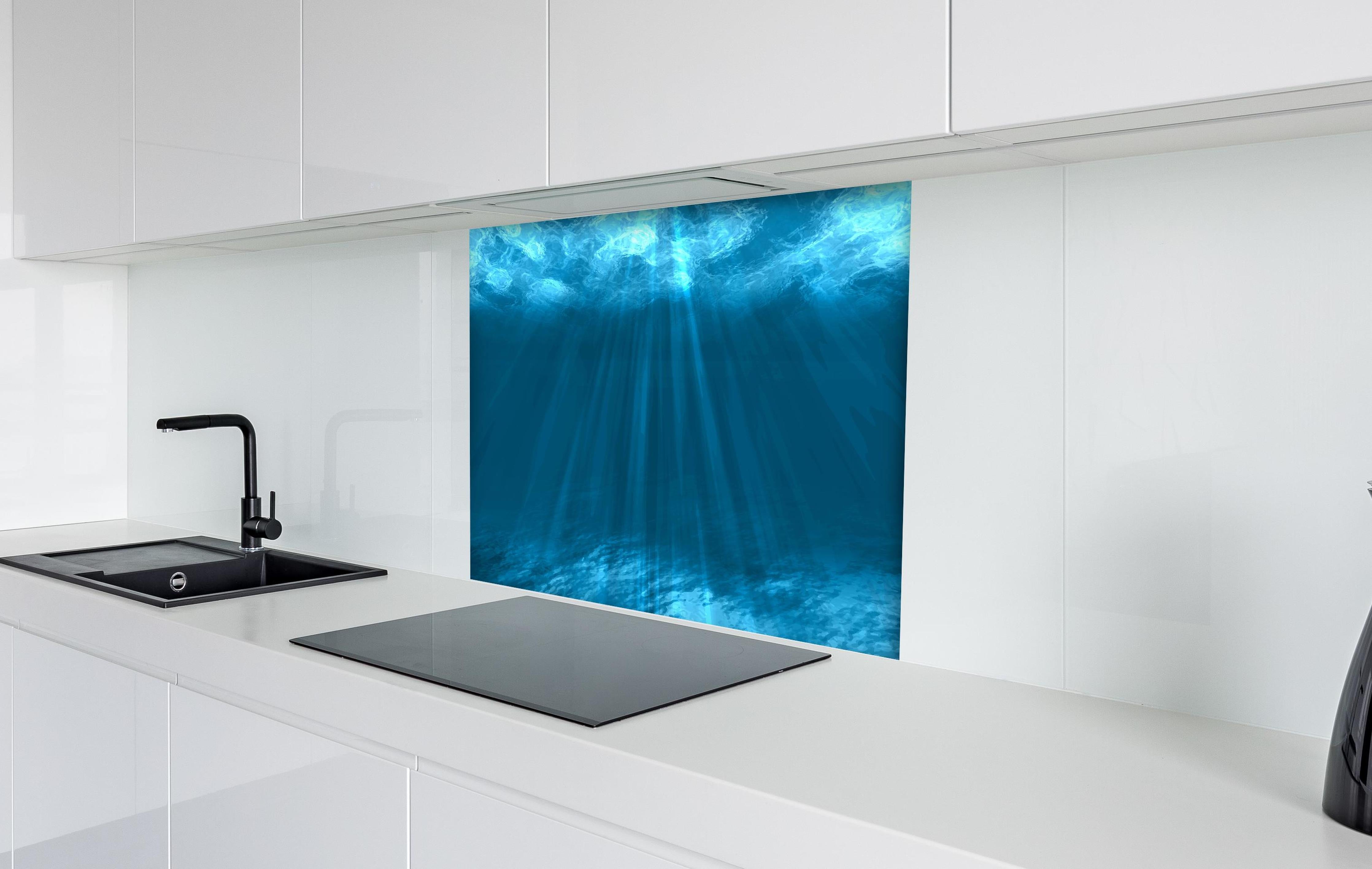 Spritzschutz - Tiefsee Blau Unterwasserwelt hinter einem Cerankochfeld zwischen Holz-Kochutensilien