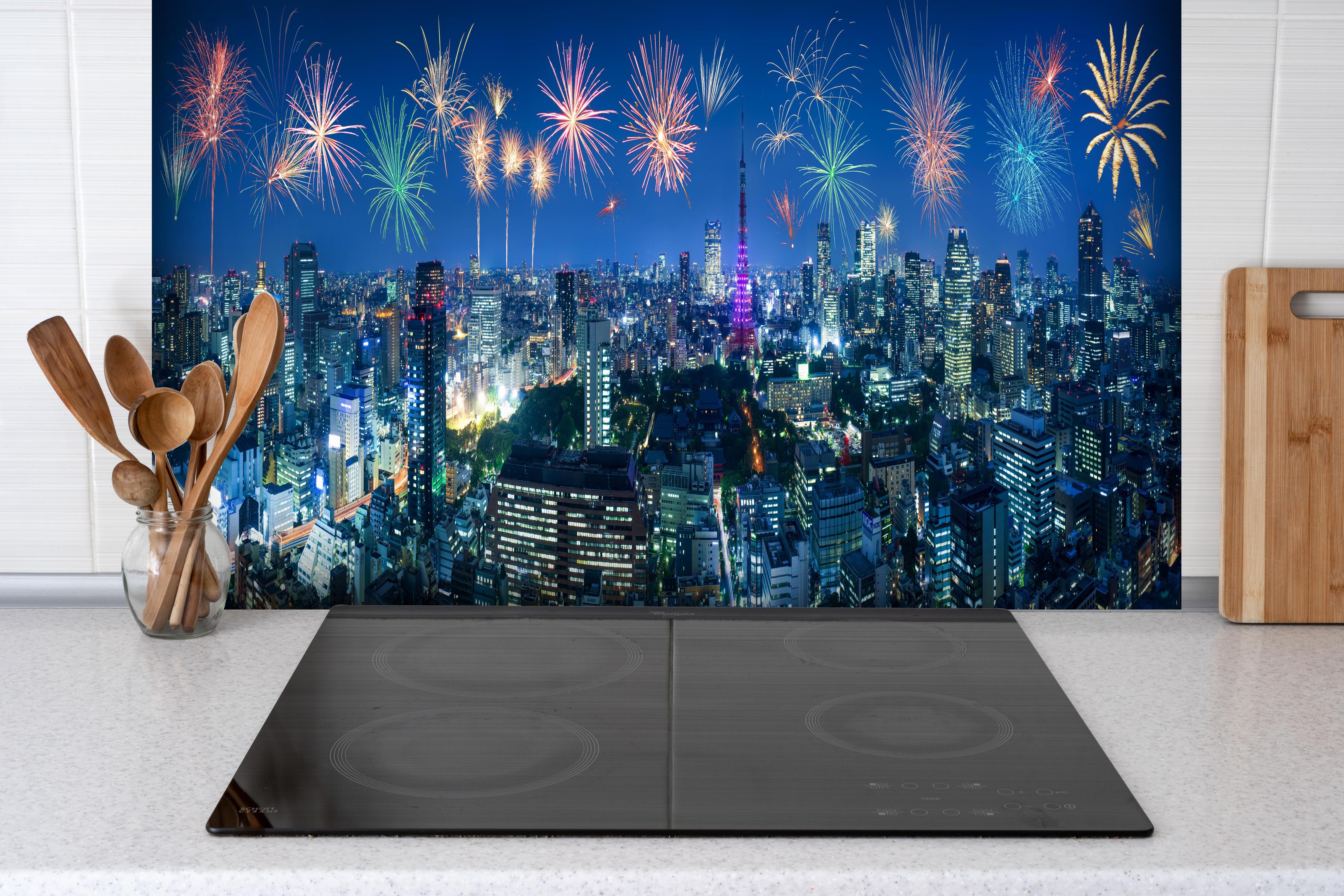 Spritzschutz - Tokio Hanabi hinter einem Cerankochfeld zwischen Holz-Kochutensilien