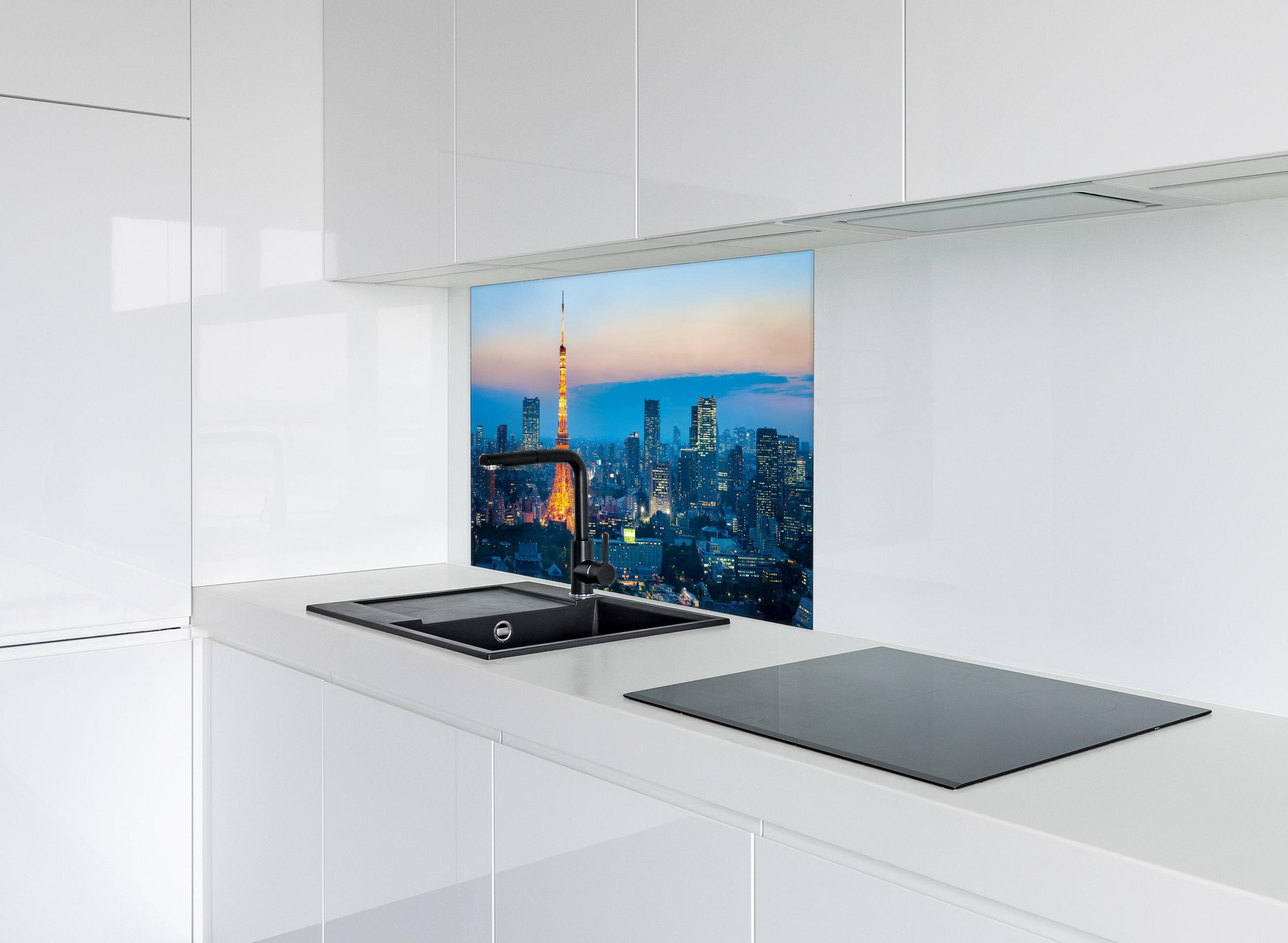 Spritzschutz - Tokyo Tower bei Nacht hinter einem Cerankochfeld zwischen Holz-Kochutensilien