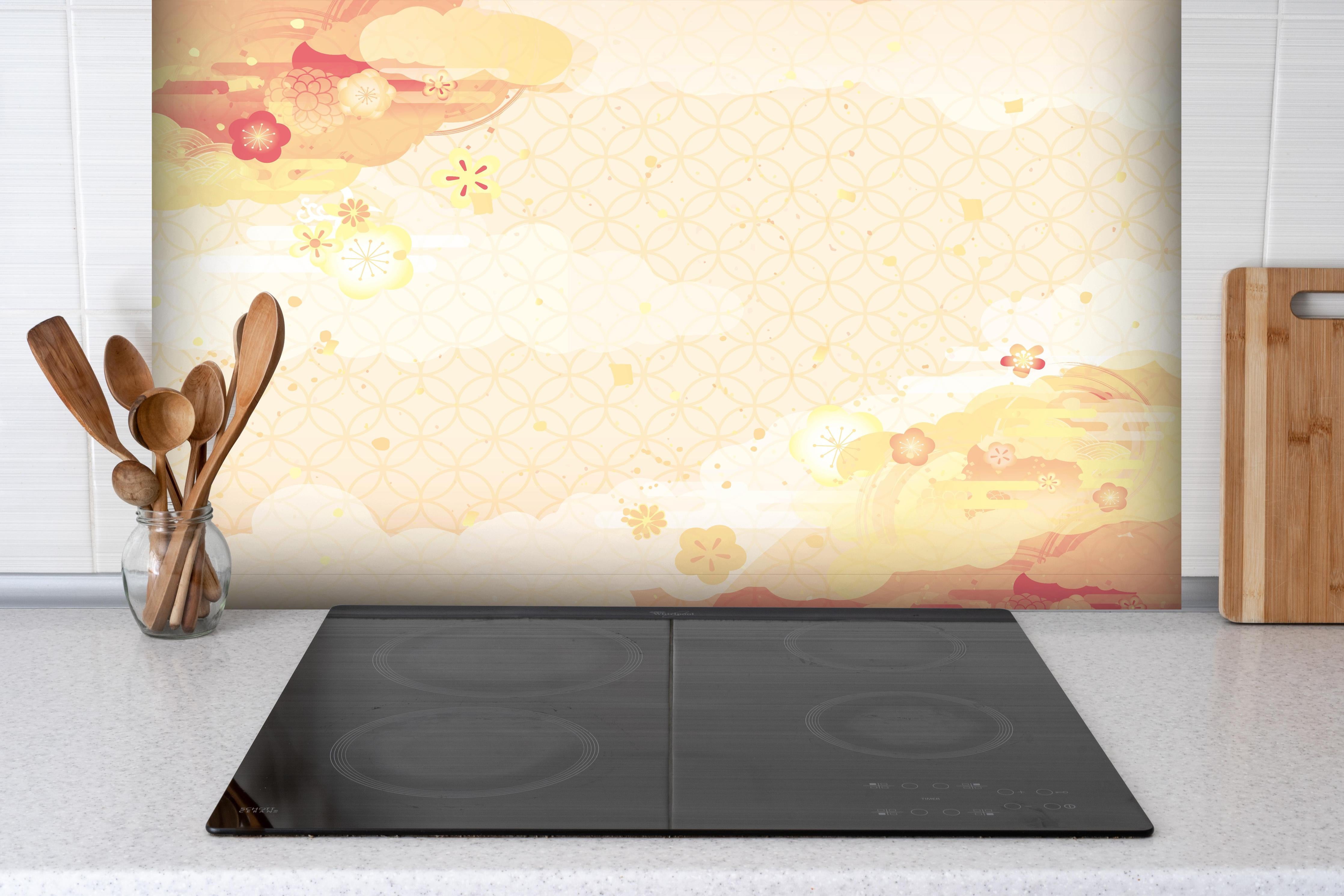 Spritzschutz - Traditionelle Japan Kunst in Beige und Gold hinter einem Cerankochfeld zwischen Holz-Kochutensilien