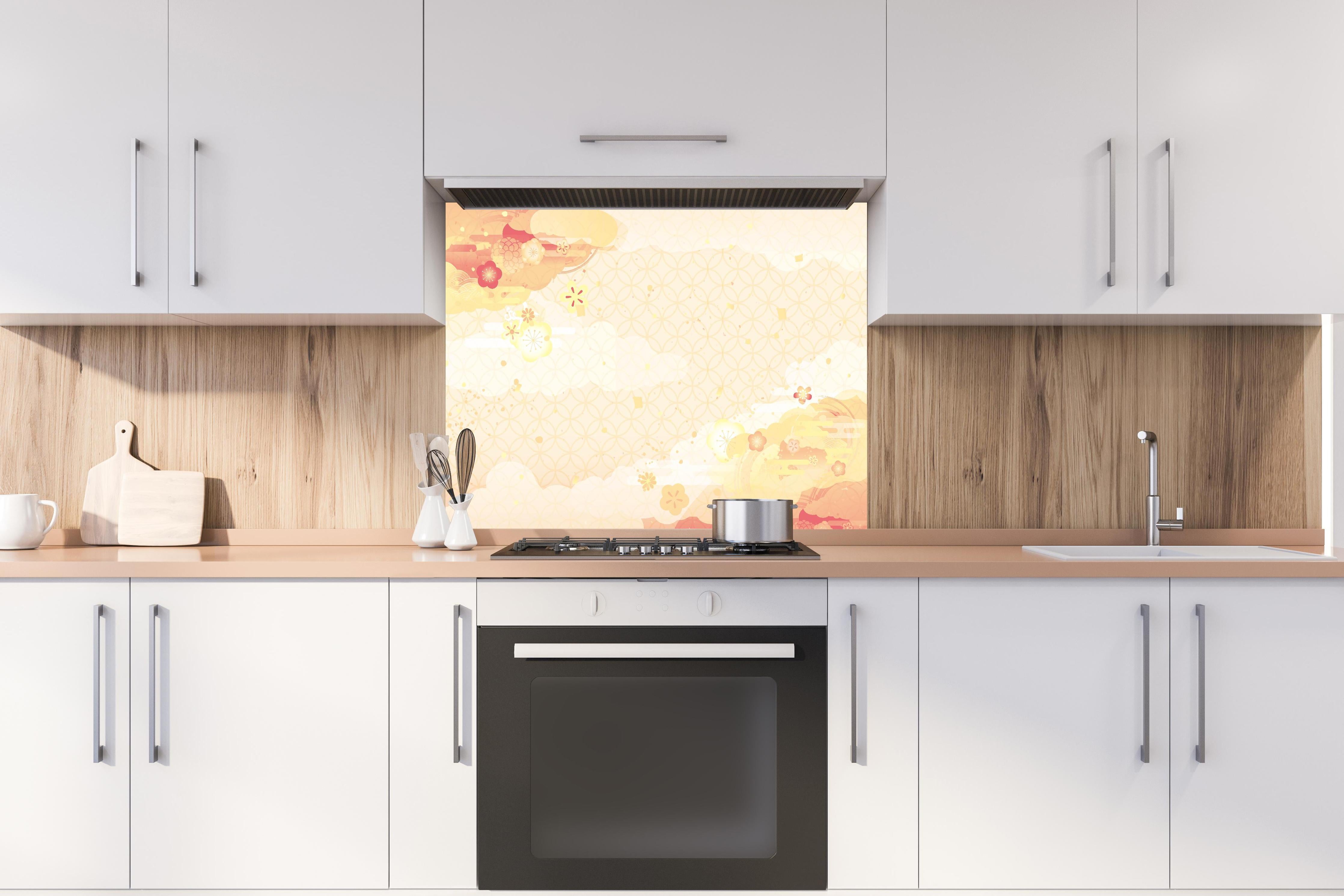 Spritzschutz - Traditionelle Japan Kunst in Beige und Gold hinter einem Cerankochfeld zwischen Holz-Kochutensilien