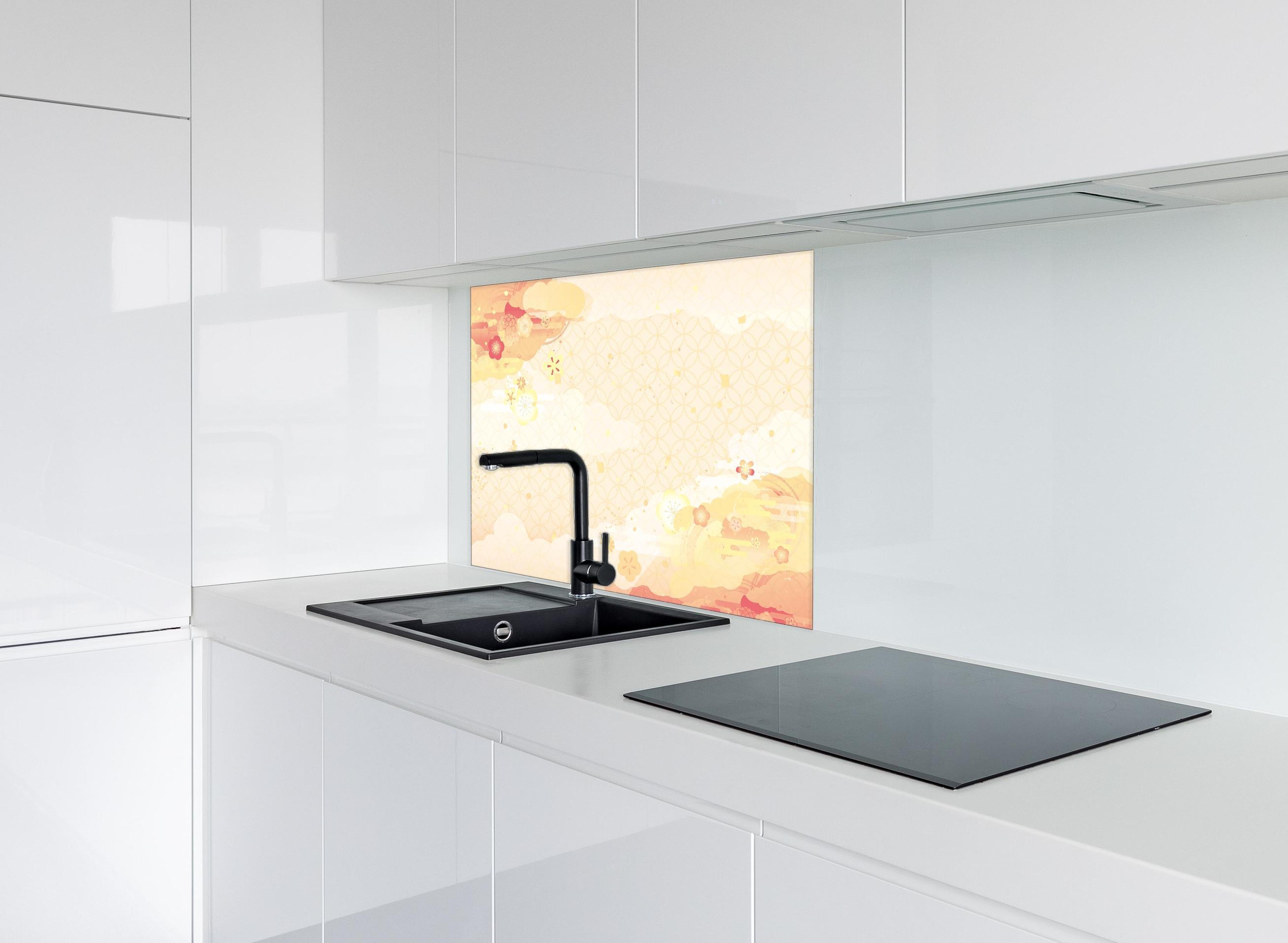 Spritzschutz - Traditionelle Japan Kunst in Beige und Gold hinter einem Cerankochfeld zwischen Holz-Kochutensilien