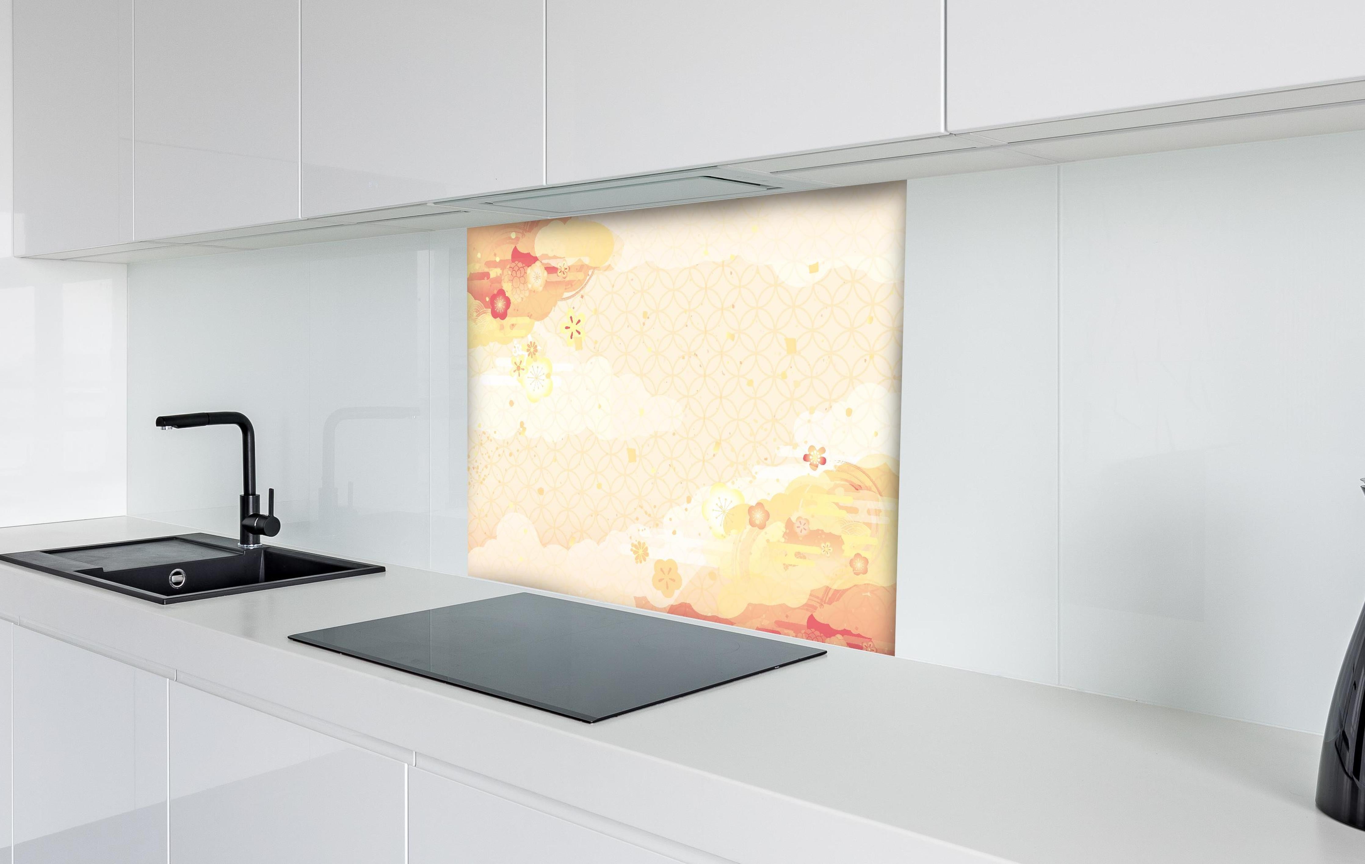 Spritzschutz - Traditionelle Japan Kunst in Beige und Gold hinter einem Cerankochfeld zwischen Holz-Kochutensilien