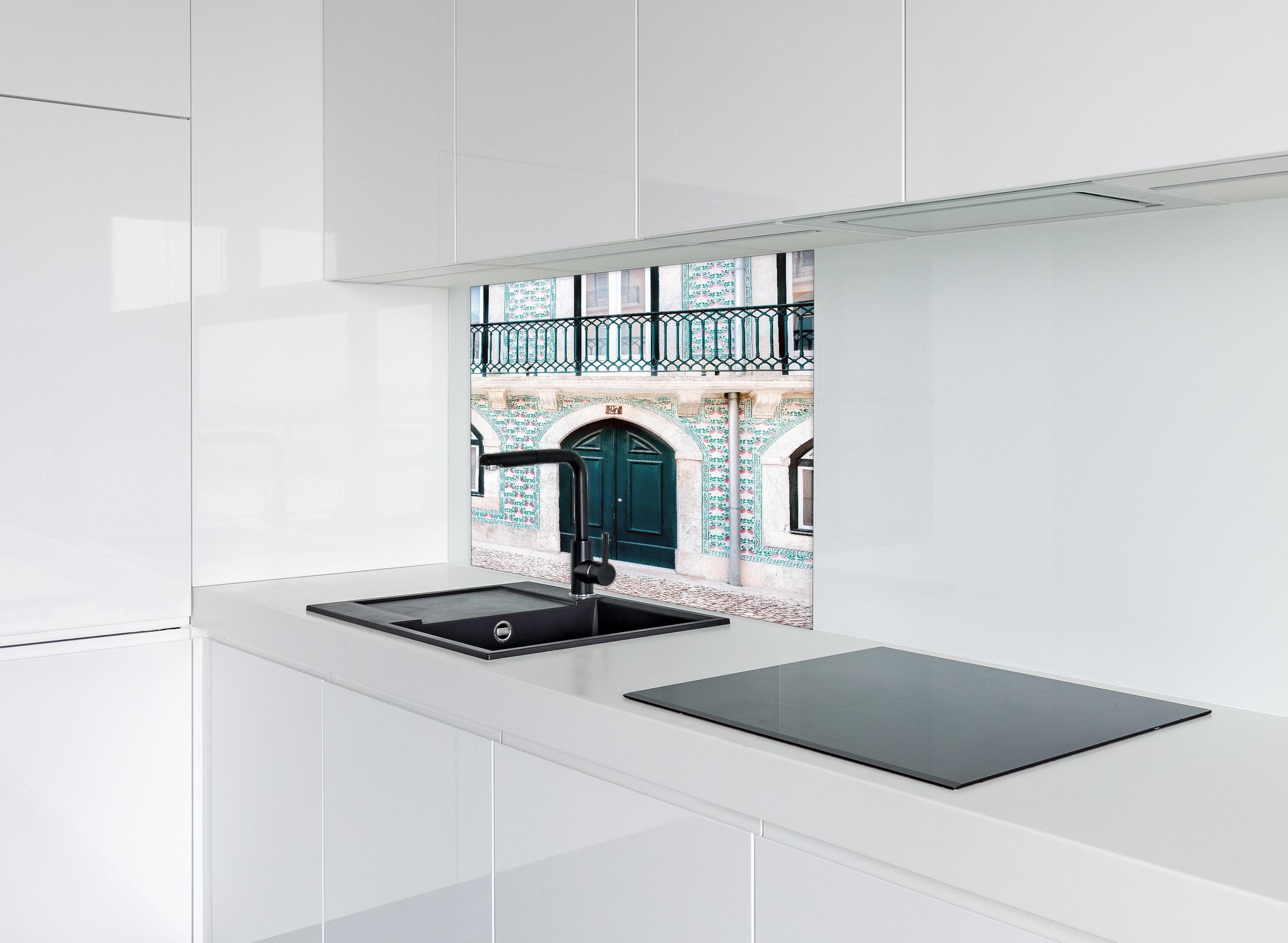 Spritzschutz - Traditionelle Tür Lissabons in Grün hinter einem Cerankochfeld zwischen Holz-Kochutensilien