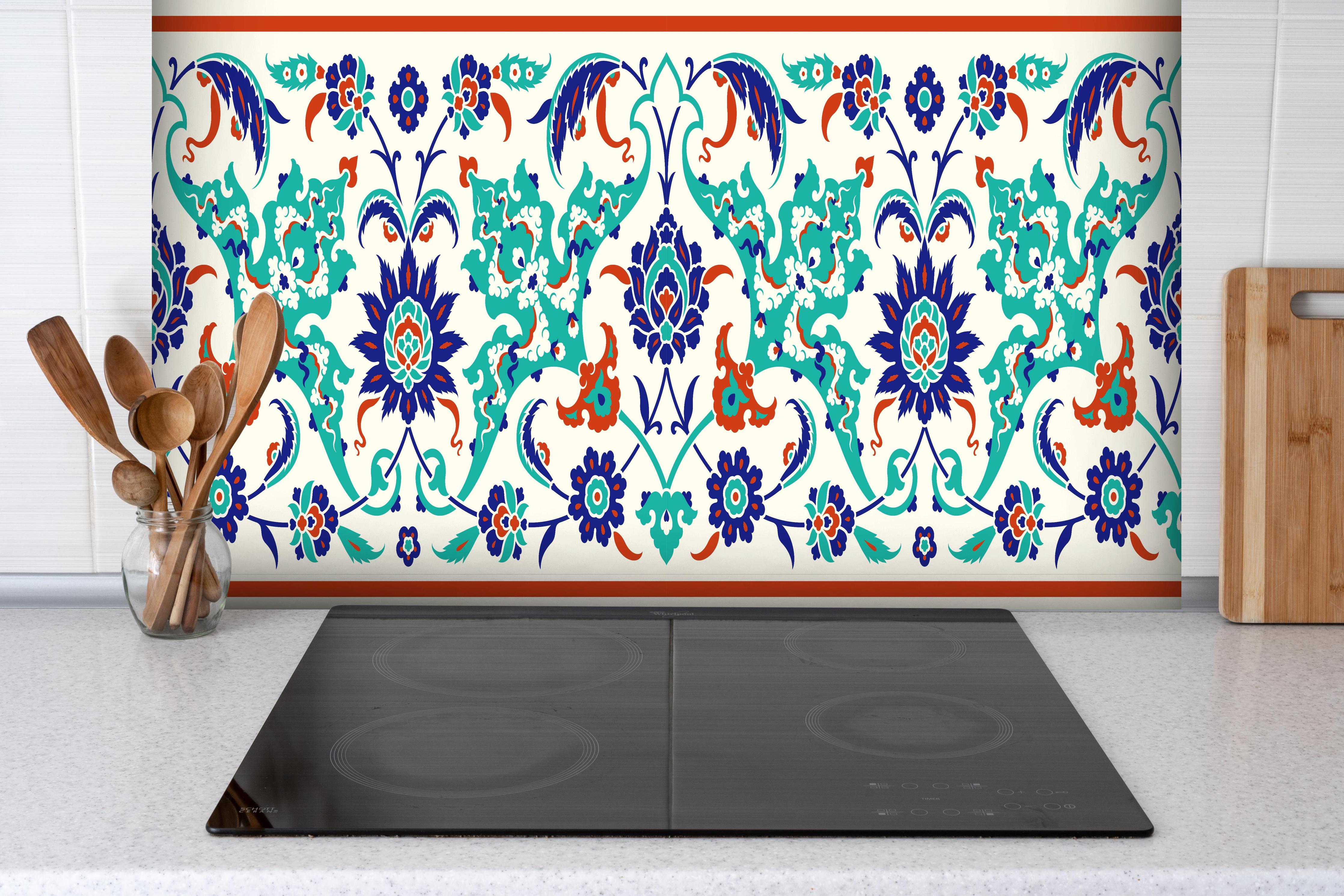 Spritzschutz - Traditionelles Buntes Fliesen Design Ornament hinter einem Cerankochfeld zwischen Holz-Kochutensilien