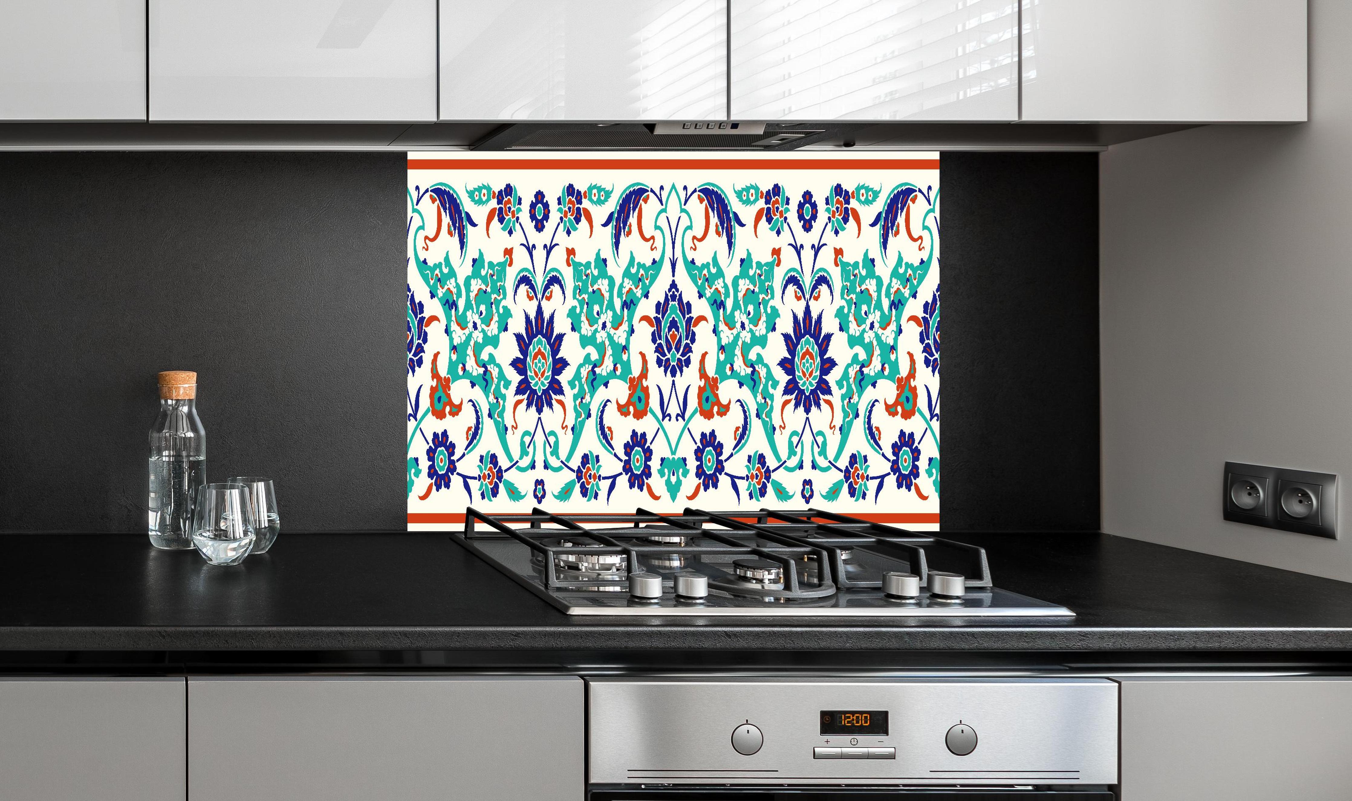 Spritzschutz - Traditionelles Buntes Fliesen Design Ornament hinter einem Cerankochfeld zwischen Holz-Kochutensilien