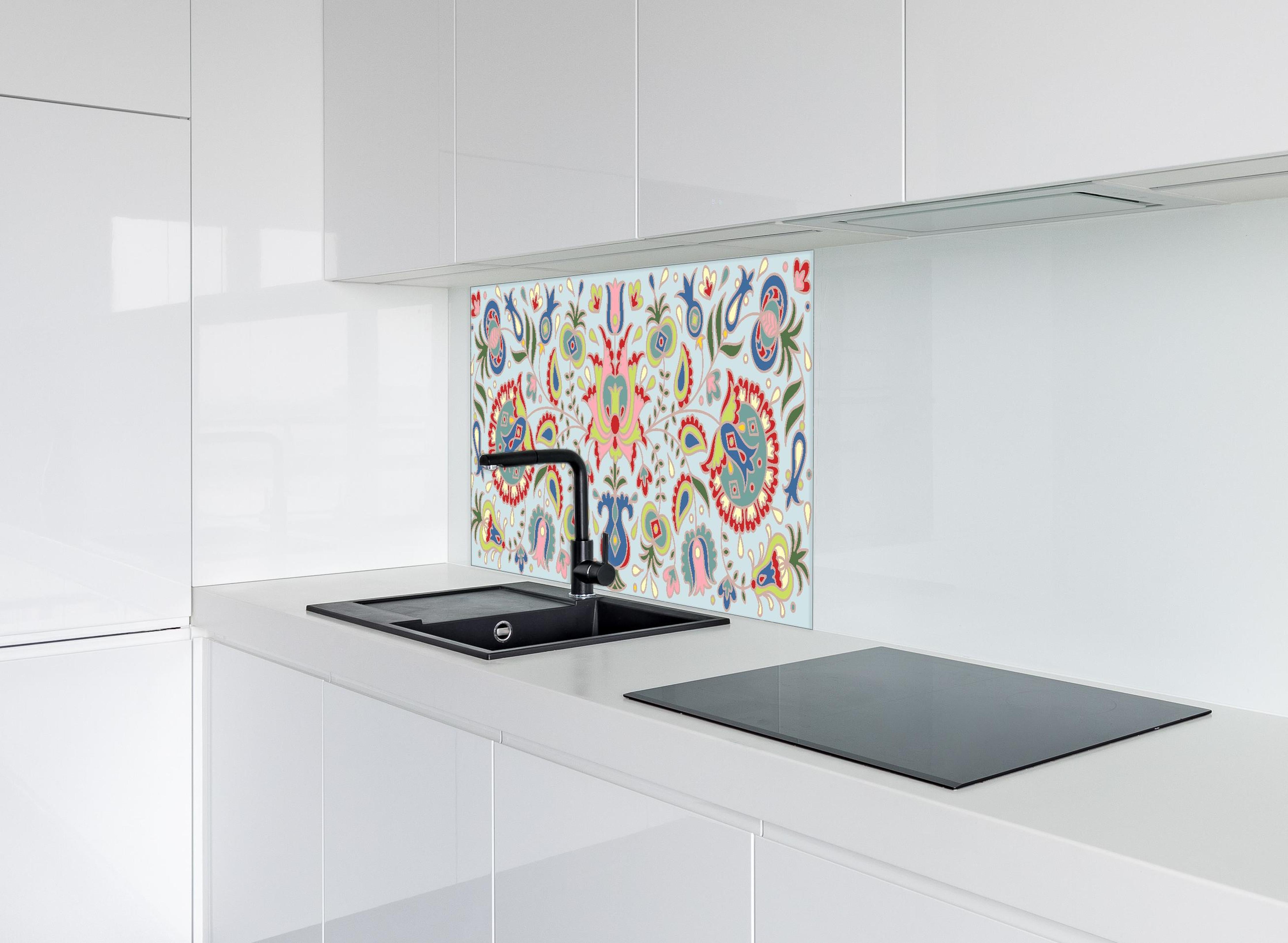 Spritzschutz - Traditionelles Buntes Folklore-Design Print hinter einem Cerankochfeld zwischen Holz-Kochutensilien