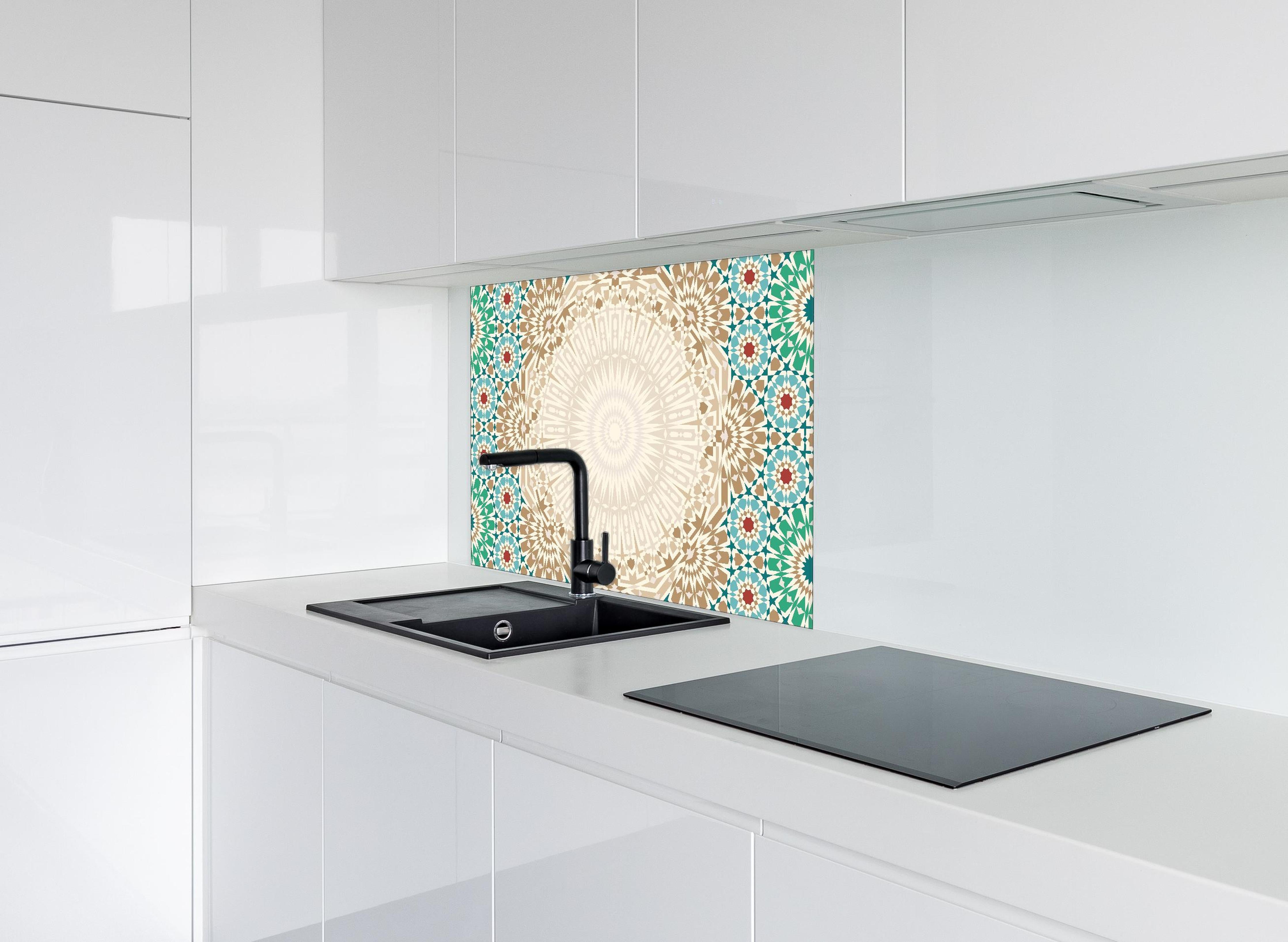 Spritzschutz - Traditionelles Marokkanisches Fliesenmuster hinter einem Cerankochfeld zwischen Holz-Kochutensilien