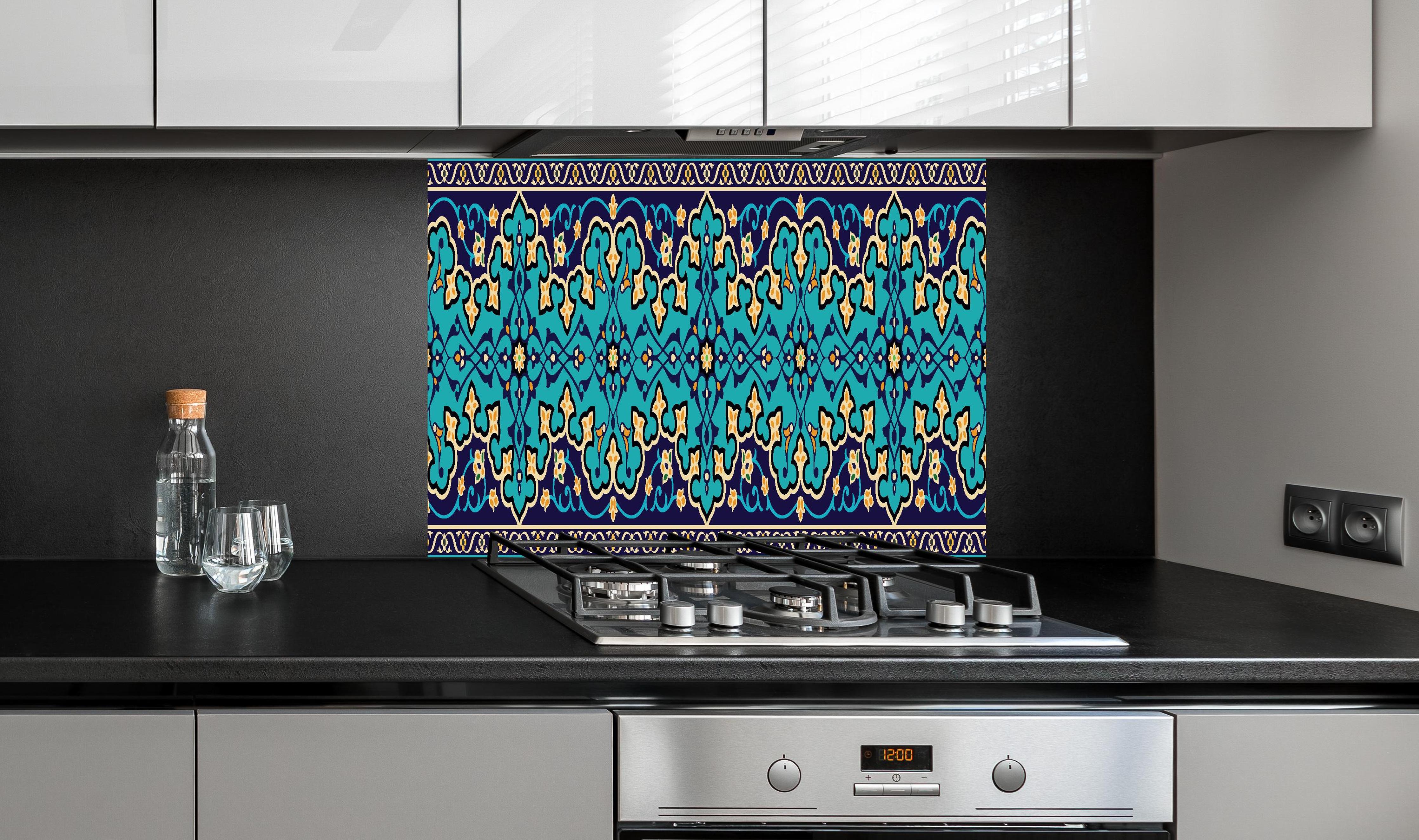 Spritzschutz - Traditionelles türkis-blaues Ornament Design hinter einem Cerankochfeld zwischen Holz-Kochutensilien