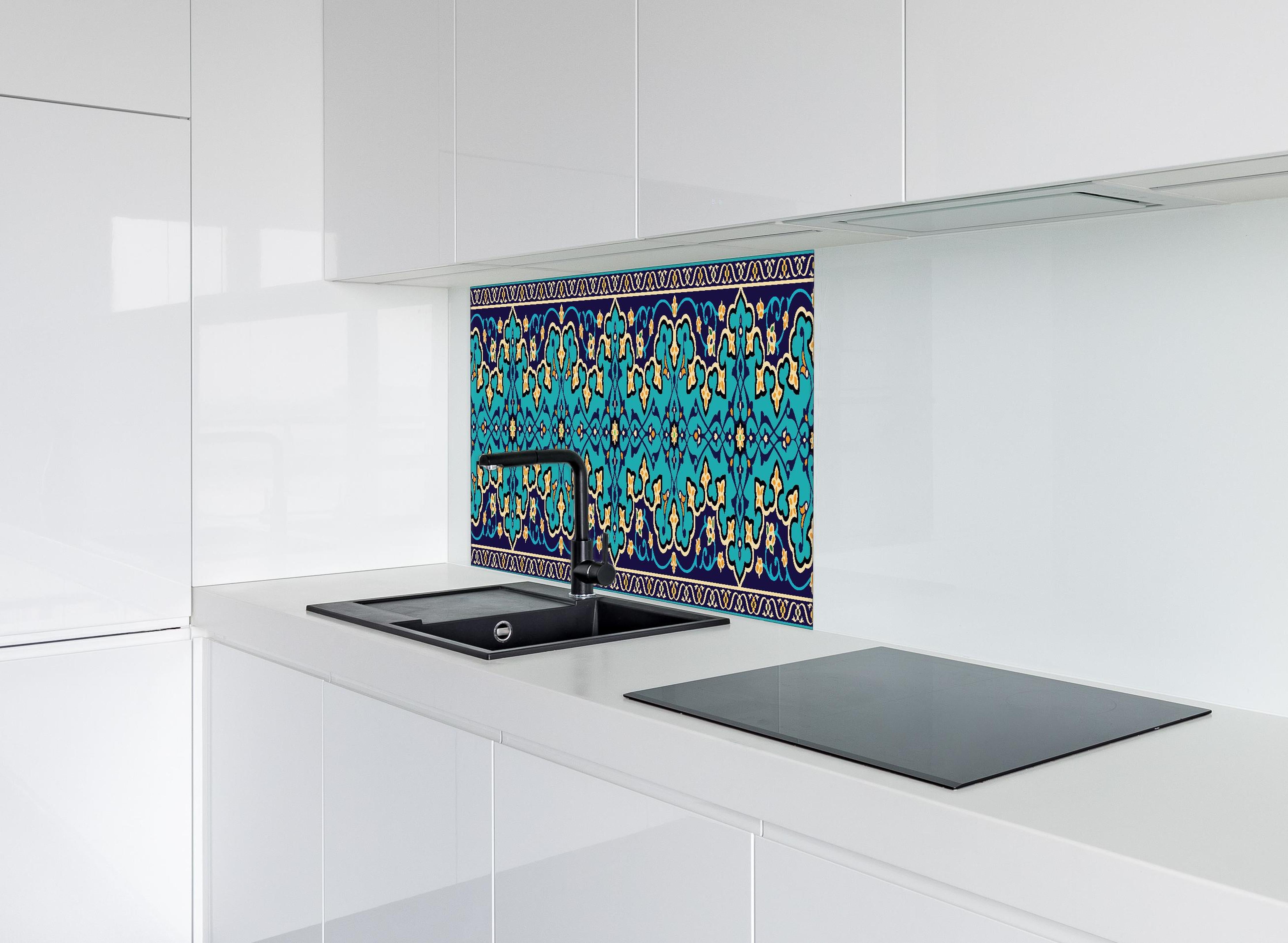 Spritzschutz - Traditionelles türkis-blaues Ornament Design hinter einem Cerankochfeld zwischen Holz-Kochutensilien