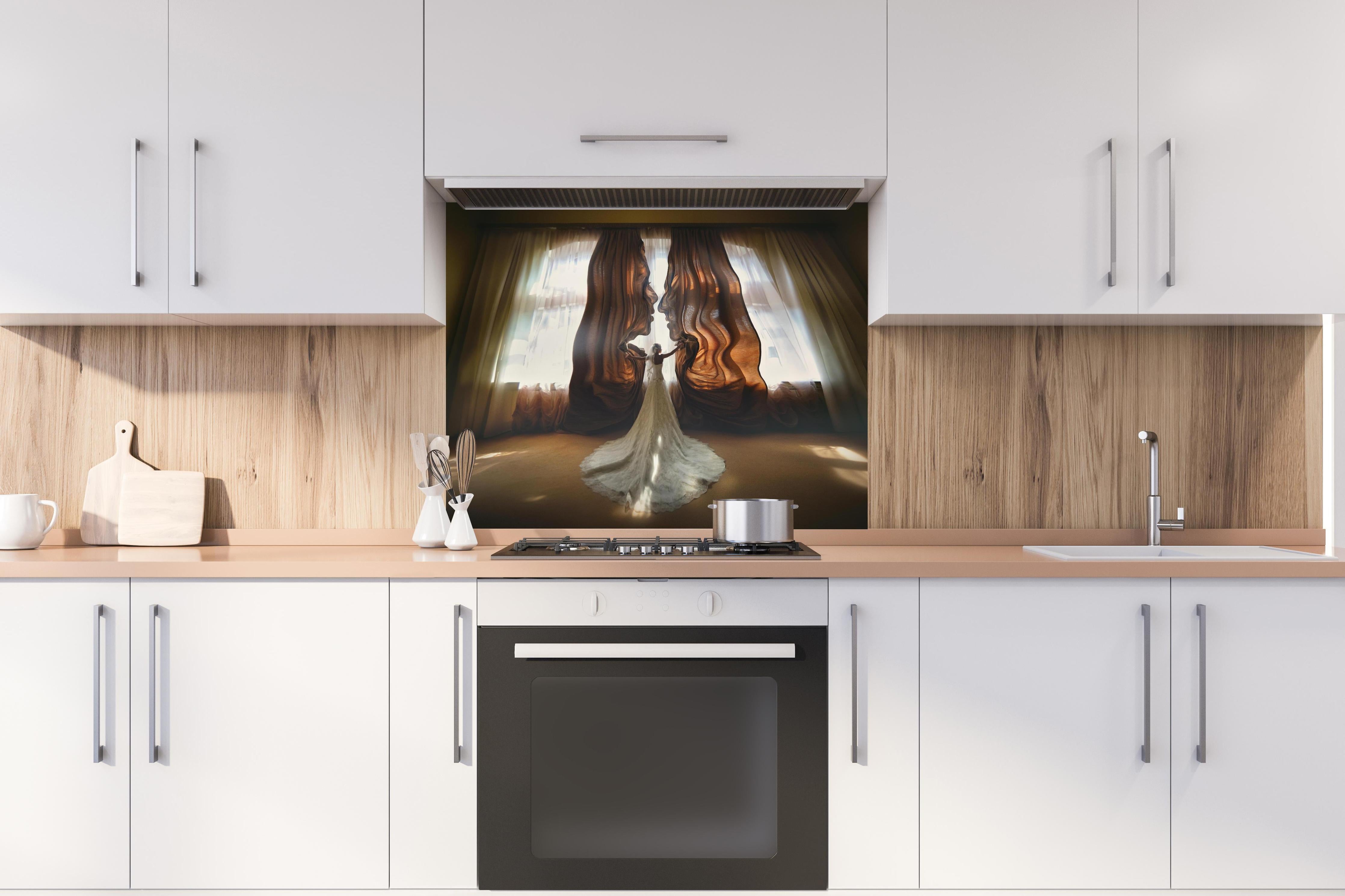 Spritzschutz - Traumbild einer Braut - Panorama hinter einem Cerankochfeld zwischen Holz-Kochutensilien