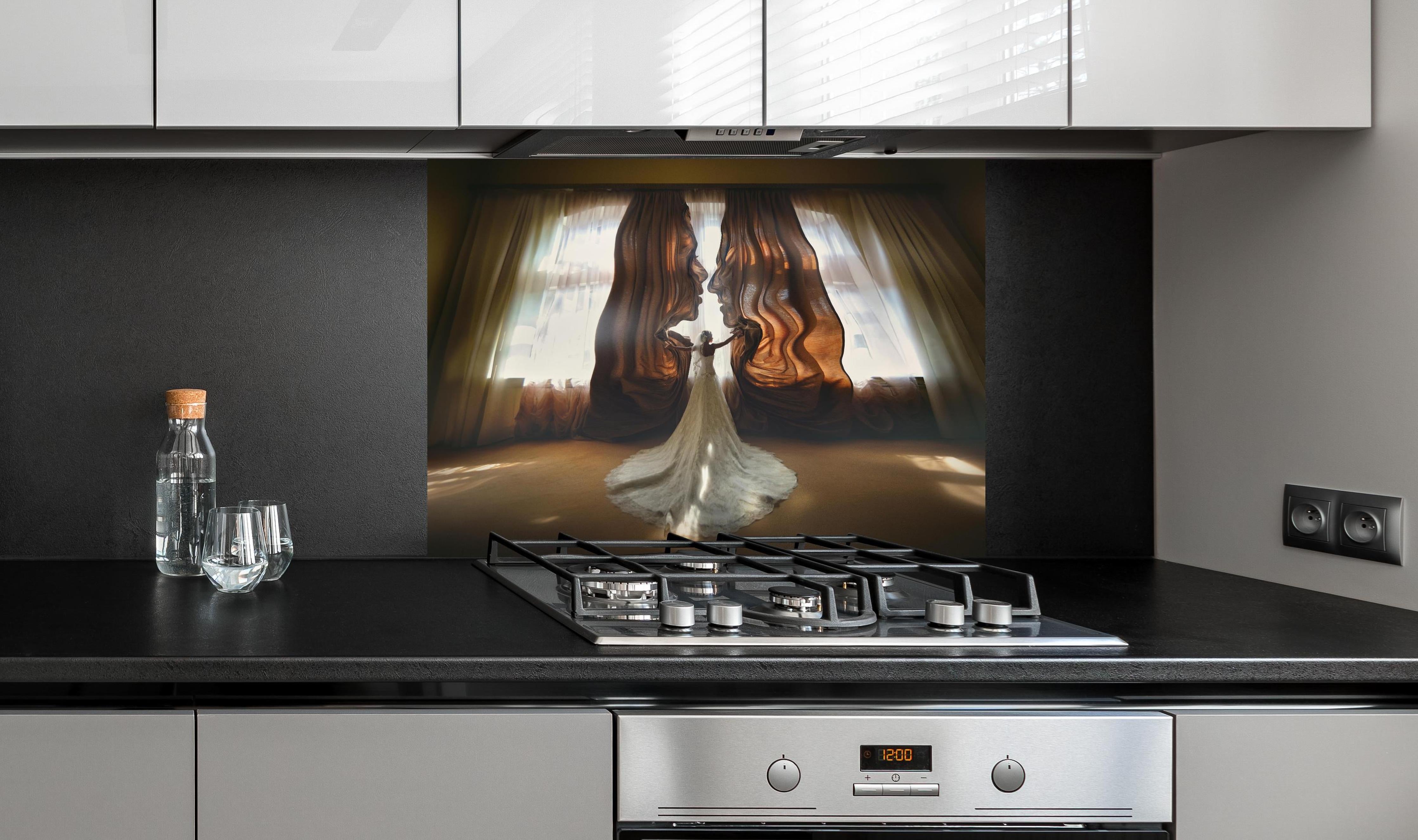 Spritzschutz - Traumbild einer Braut - Panorama hinter einem Cerankochfeld zwischen Holz-Kochutensilien