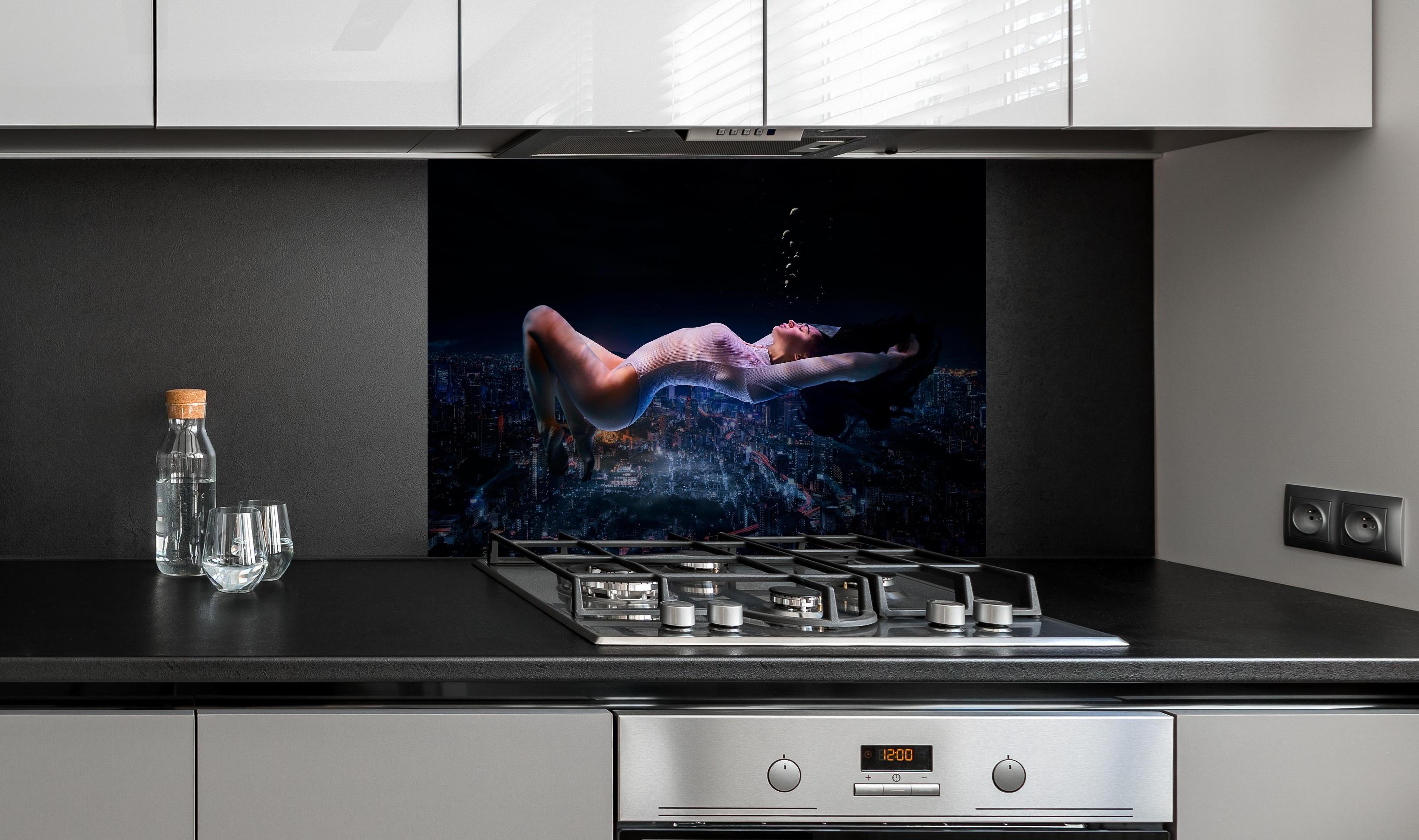 Spritzschutz - Traumhaft schwebende Frau hinter einem Cerankochfeld zwischen Holz-Kochutensilien