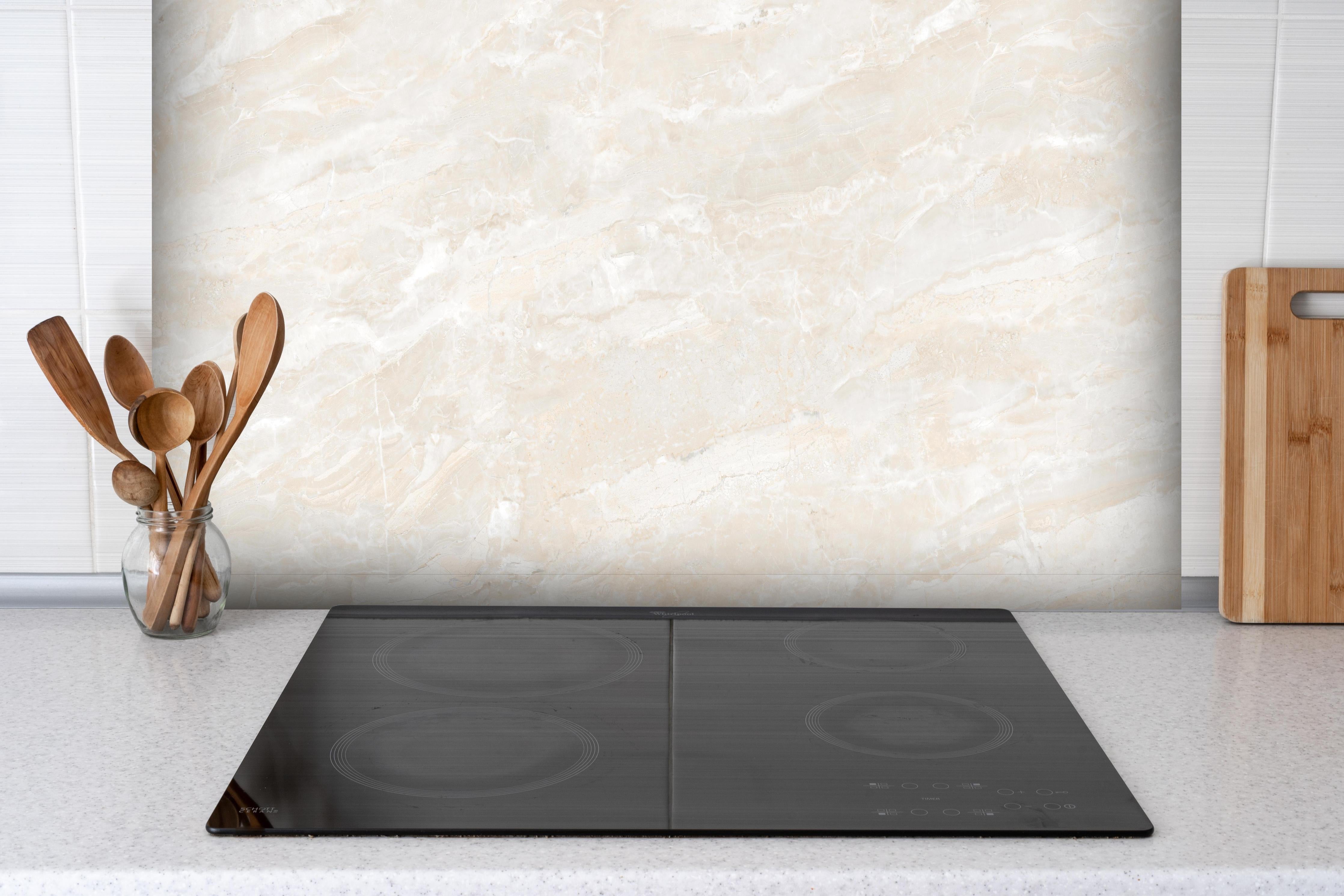 Spritzschutz - Travertin italienischer Marmor hinter einem Cerankochfeld zwischen Holz-Kochutensilien