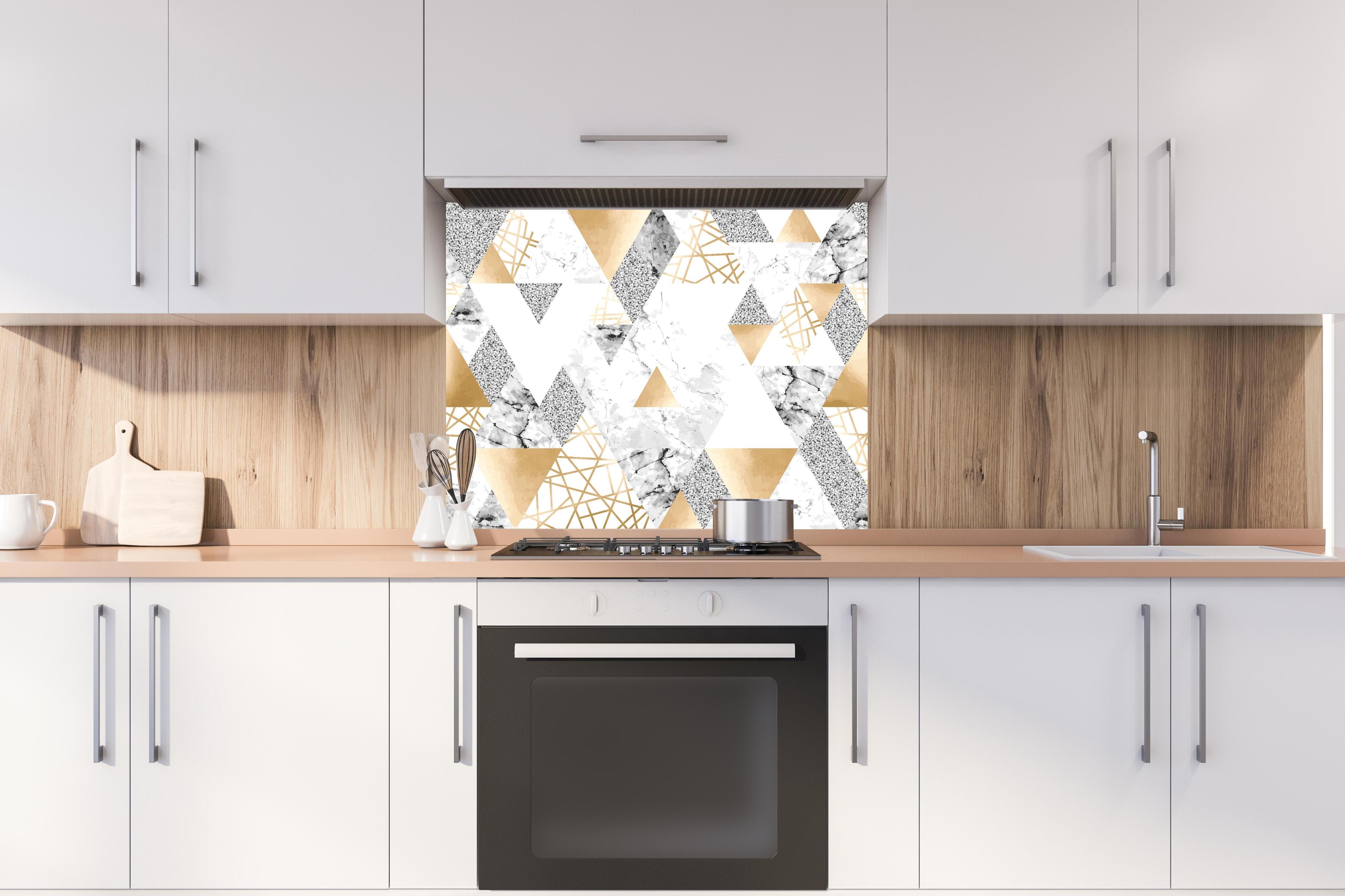 Spritzschutz - Trendige Gold Weiß Graue Dreiecksmuster Tapete hinter einem Cerankochfeld zwischen Holz-Kochutensilien
