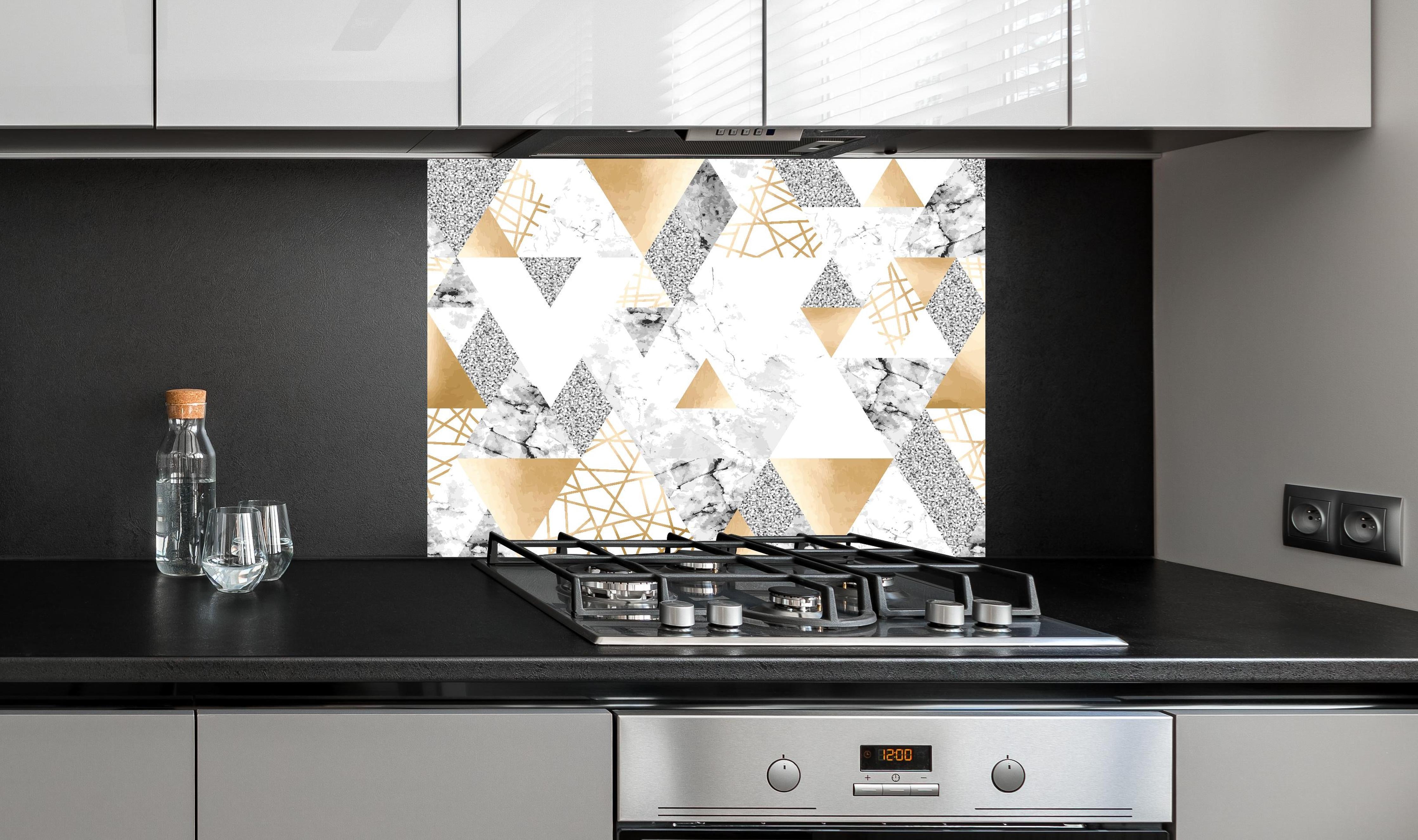 Spritzschutz - Trendige Gold Weiß Graue Dreiecksmuster Tapete hinter einem Cerankochfeld zwischen Holz-Kochutensilien