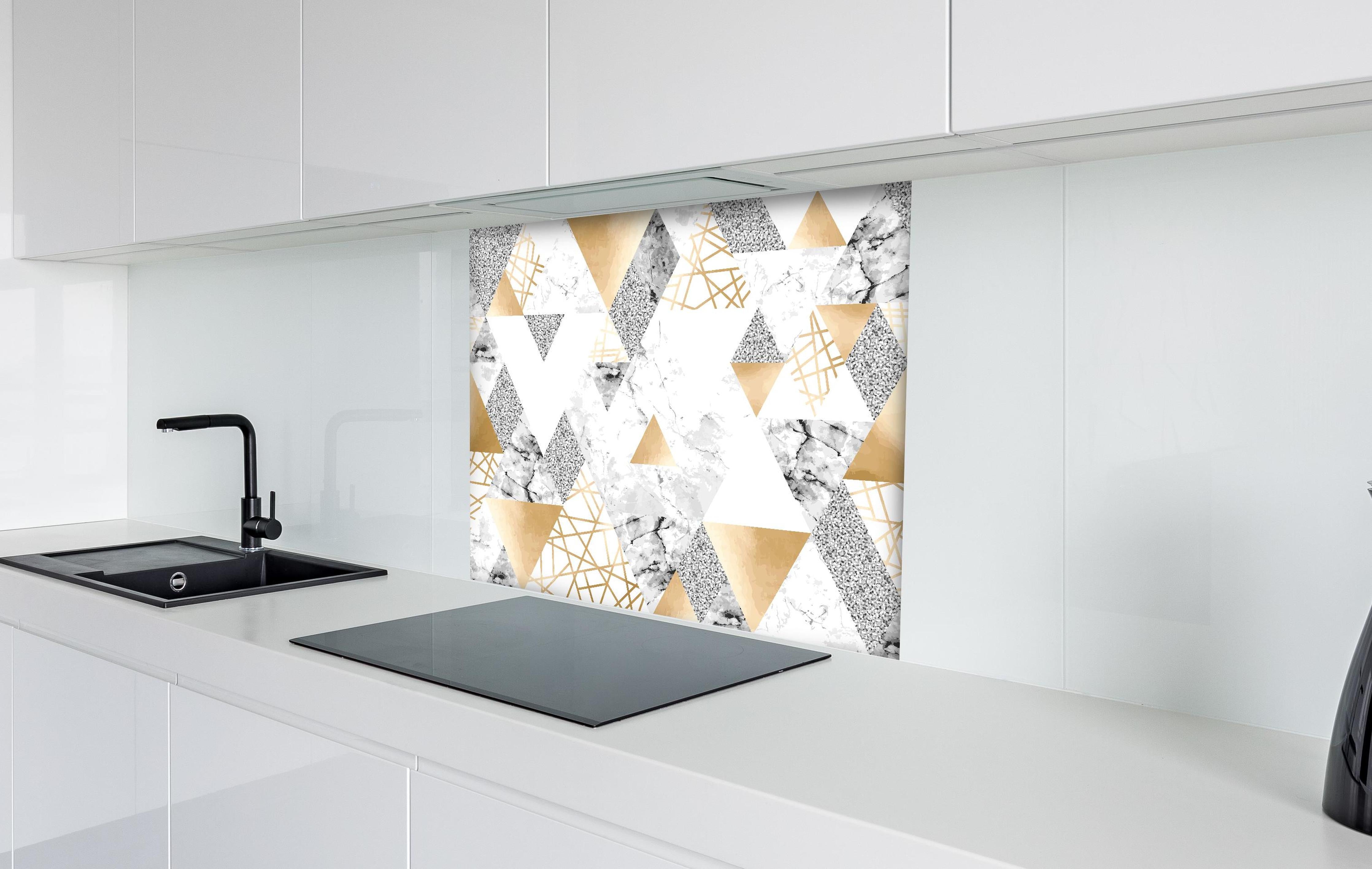 Spritzschutz - Trendige Gold Weiß Graue Dreiecksmuster Tapete hinter einem Cerankochfeld zwischen Holz-Kochutensilien
