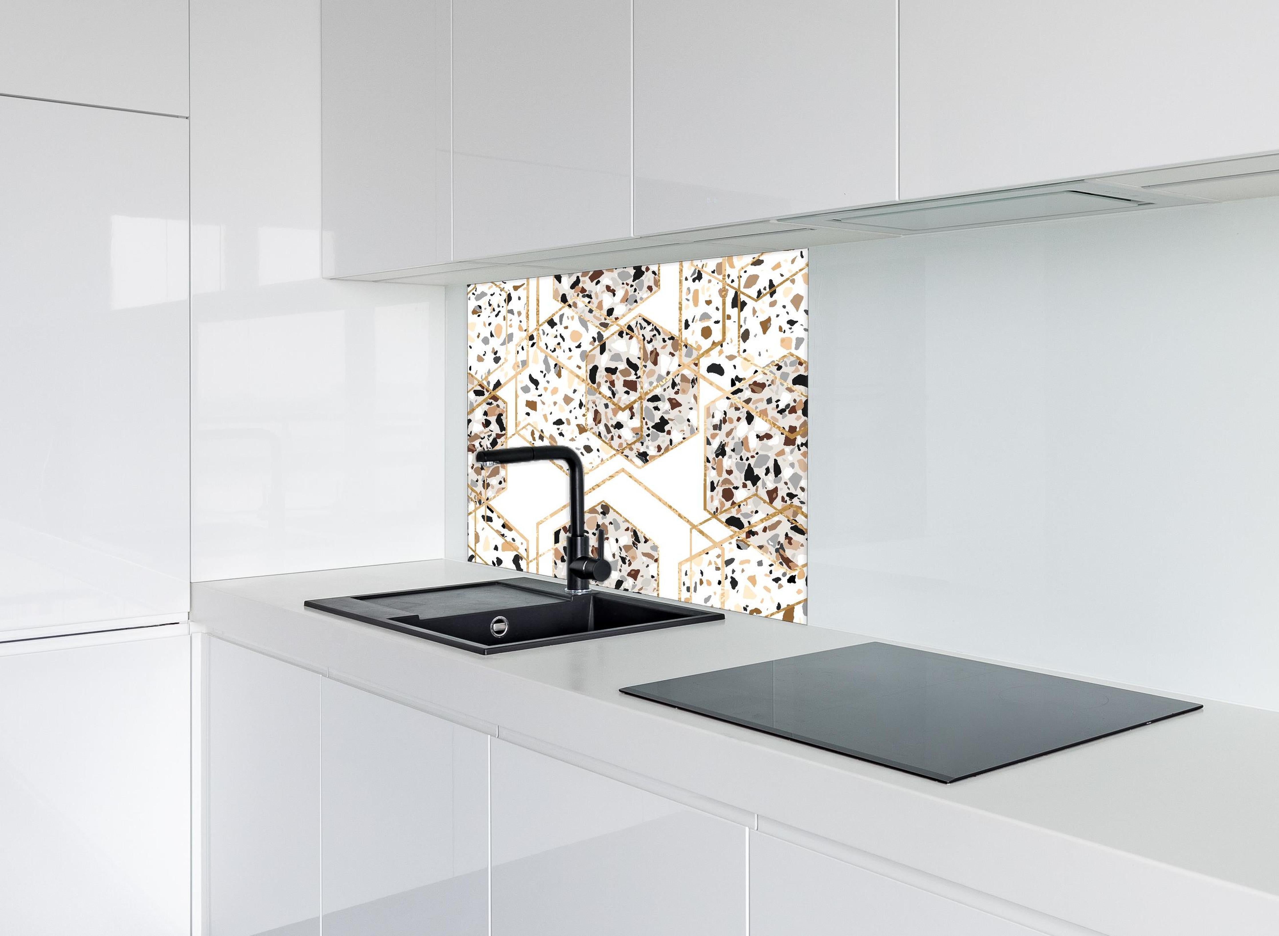 Spritzschutz - Trendiges Terrazzo-Muster mit Goldakzenten hinter einem Cerankochfeld zwischen Holz-Kochutensilien