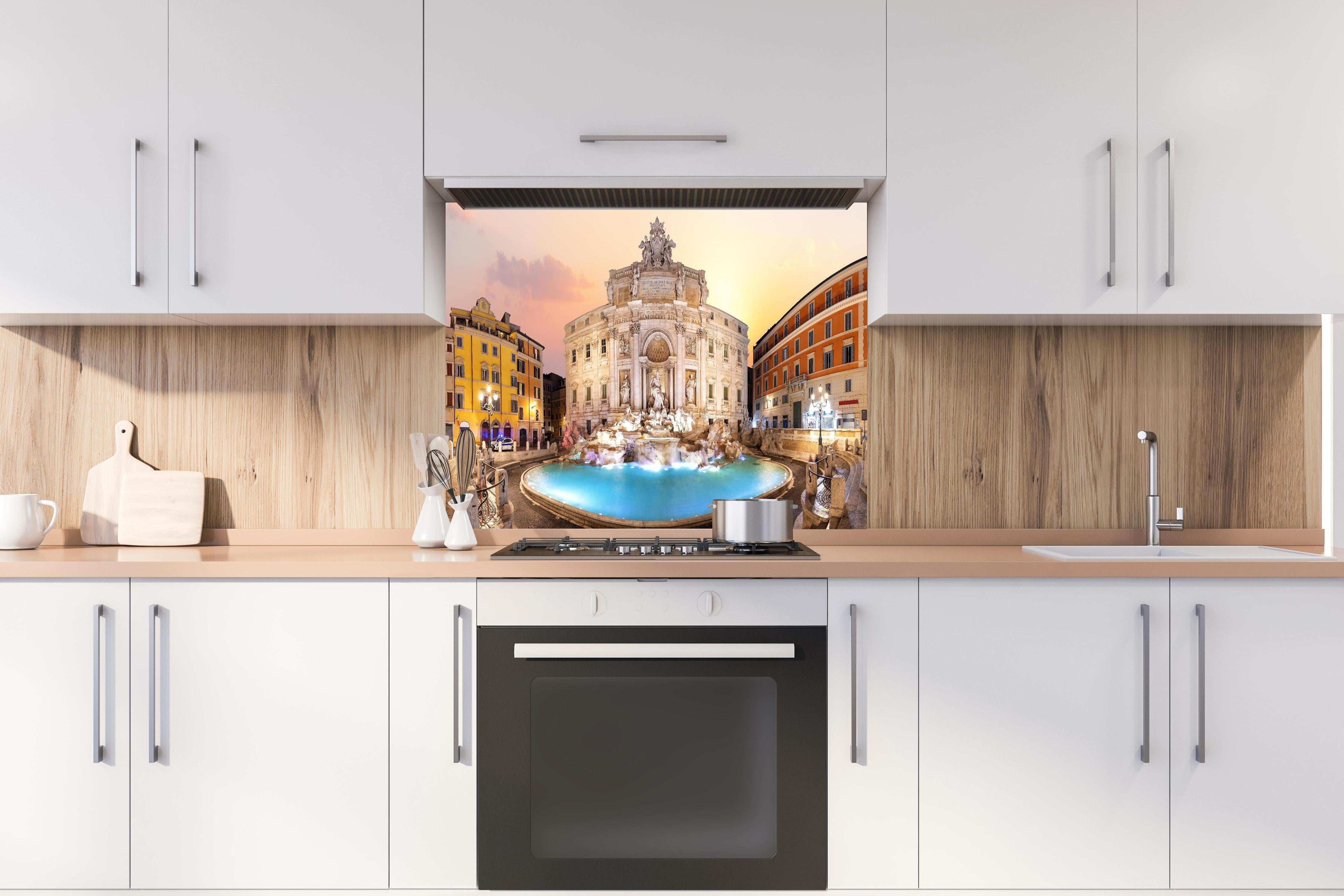 Spritzschutz - Trevi-Brunnen bei Sonnenaufgang hinter einem Cerankochfeld zwischen Holz-Kochutensilien