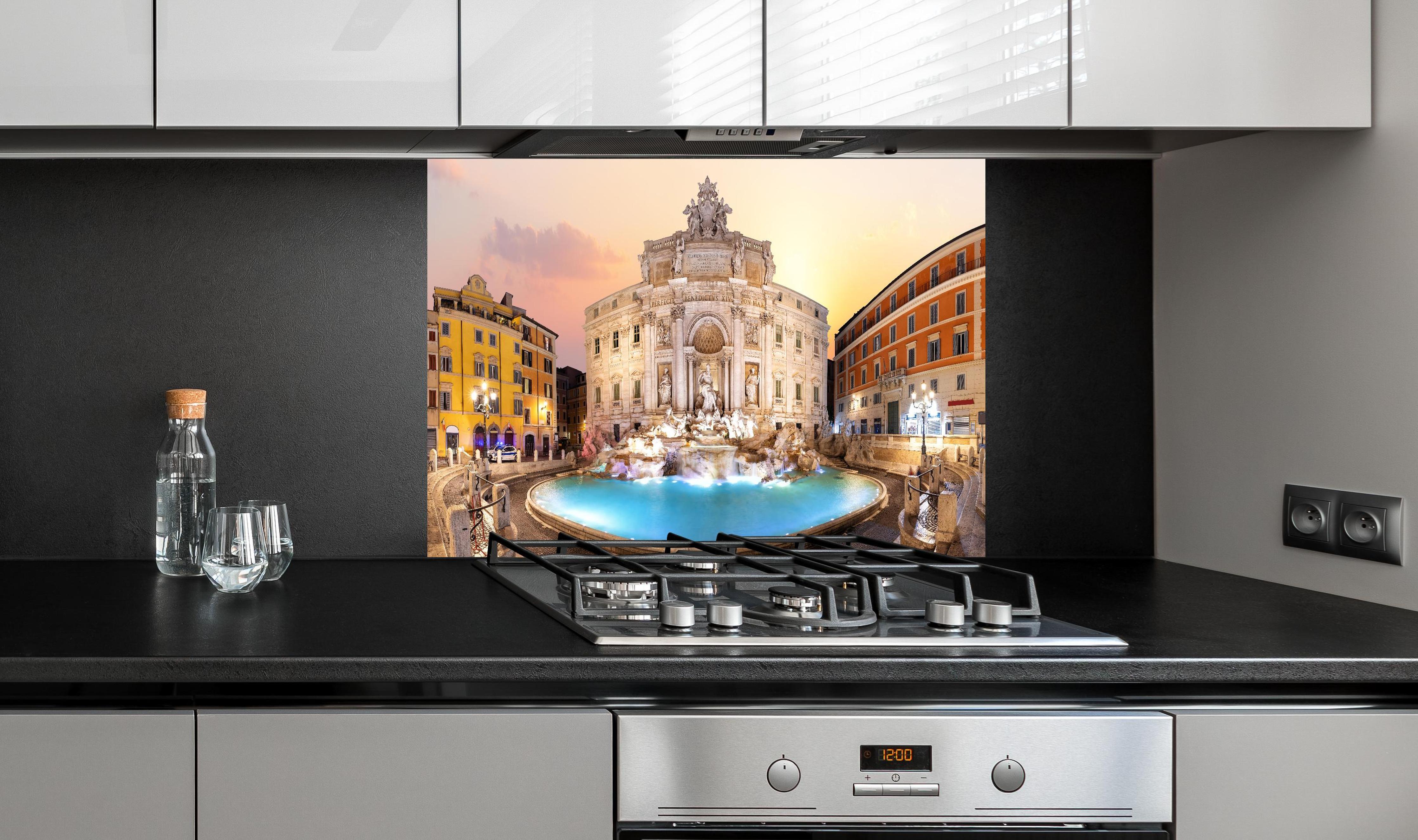 Spritzschutz - Trevi-Brunnen bei Sonnenaufgang hinter einem Cerankochfeld zwischen Holz-Kochutensilien