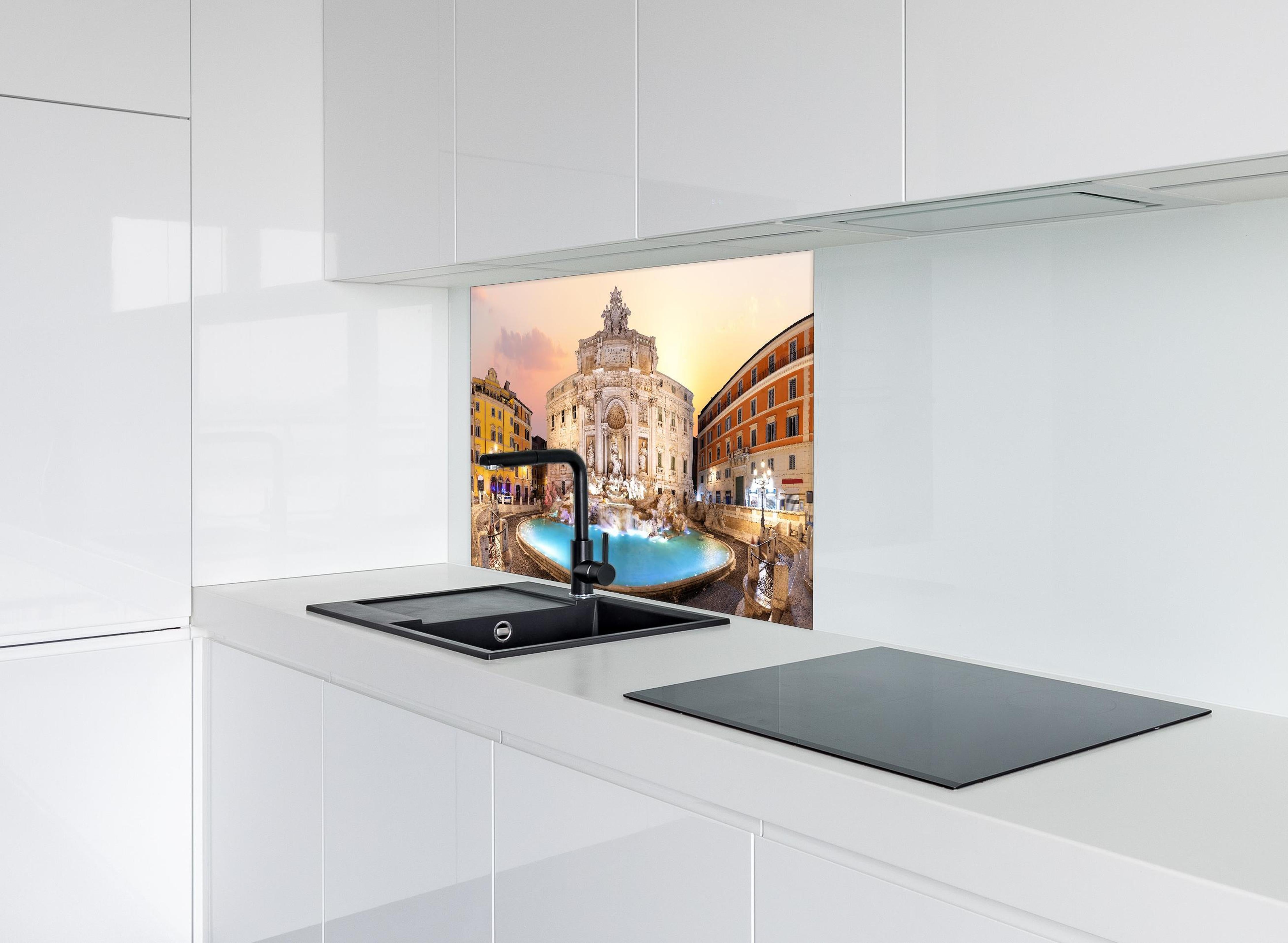 Spritzschutz - Trevi-Brunnen bei Sonnenaufgang hinter einem Cerankochfeld zwischen Holz-Kochutensilien