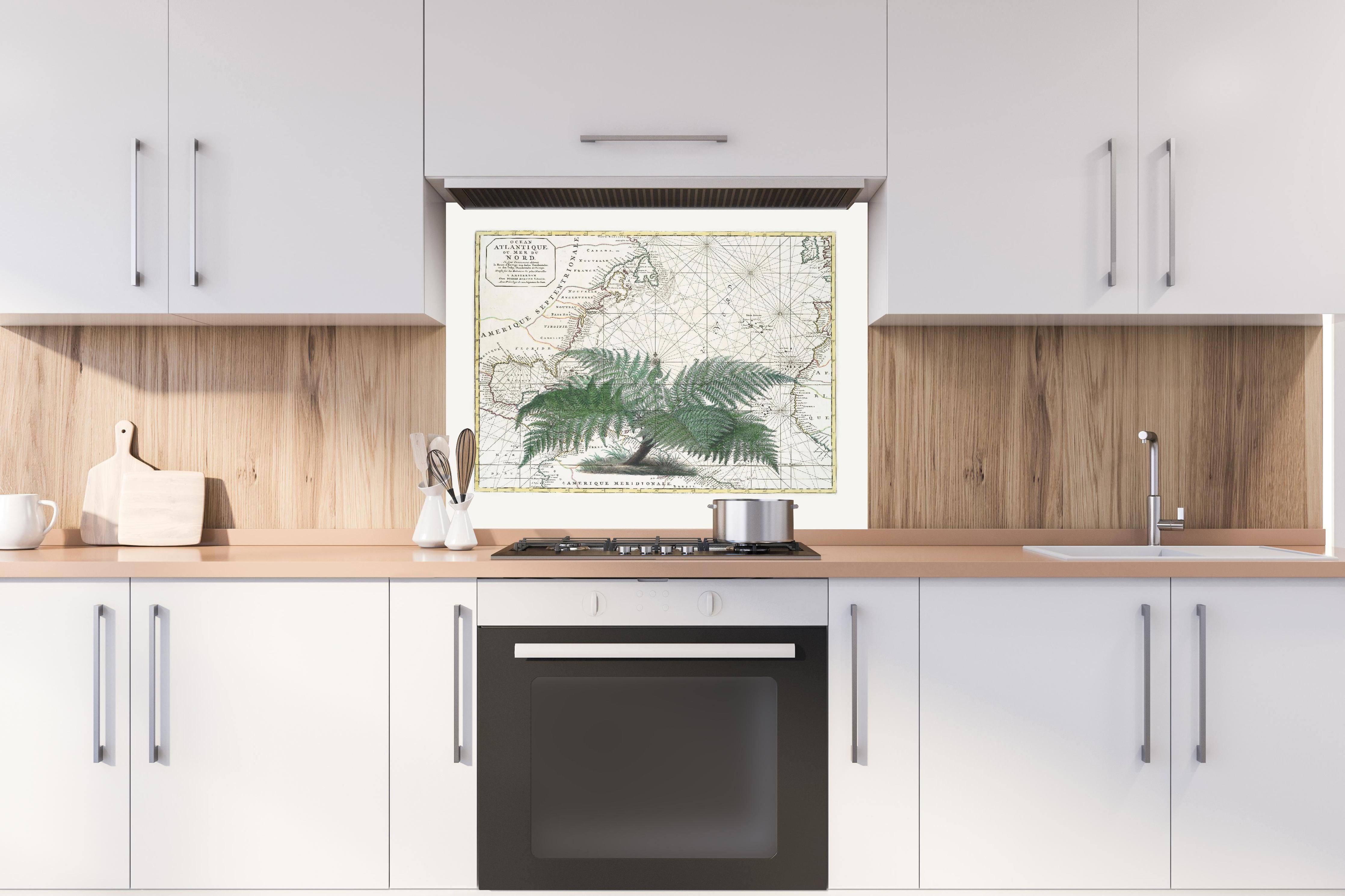 Spritzschutz - Tropical Empire No4 hinter einem Cerankochfeld zwischen Holz-Kochutensilien