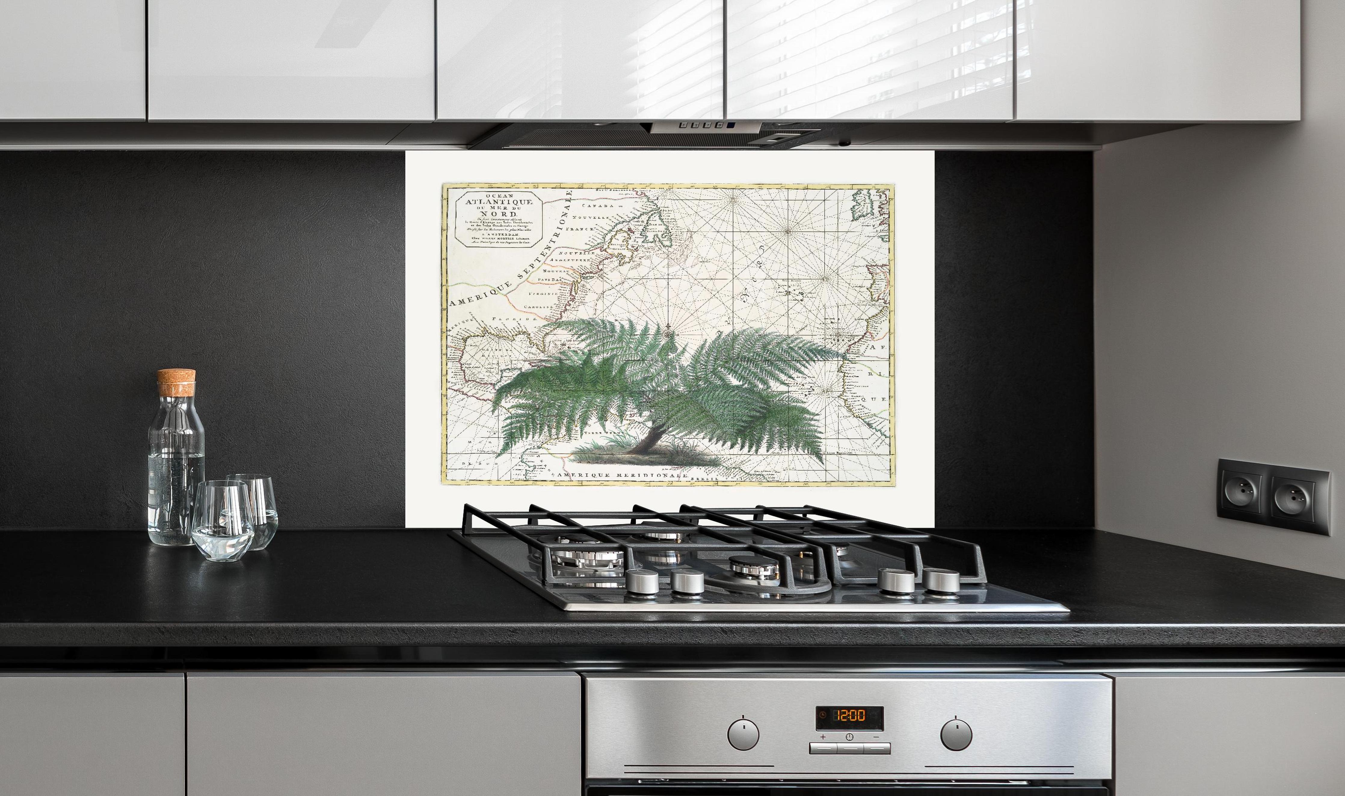 Spritzschutz - Tropical Empire No4 hinter einem Cerankochfeld zwischen Holz-Kochutensilien