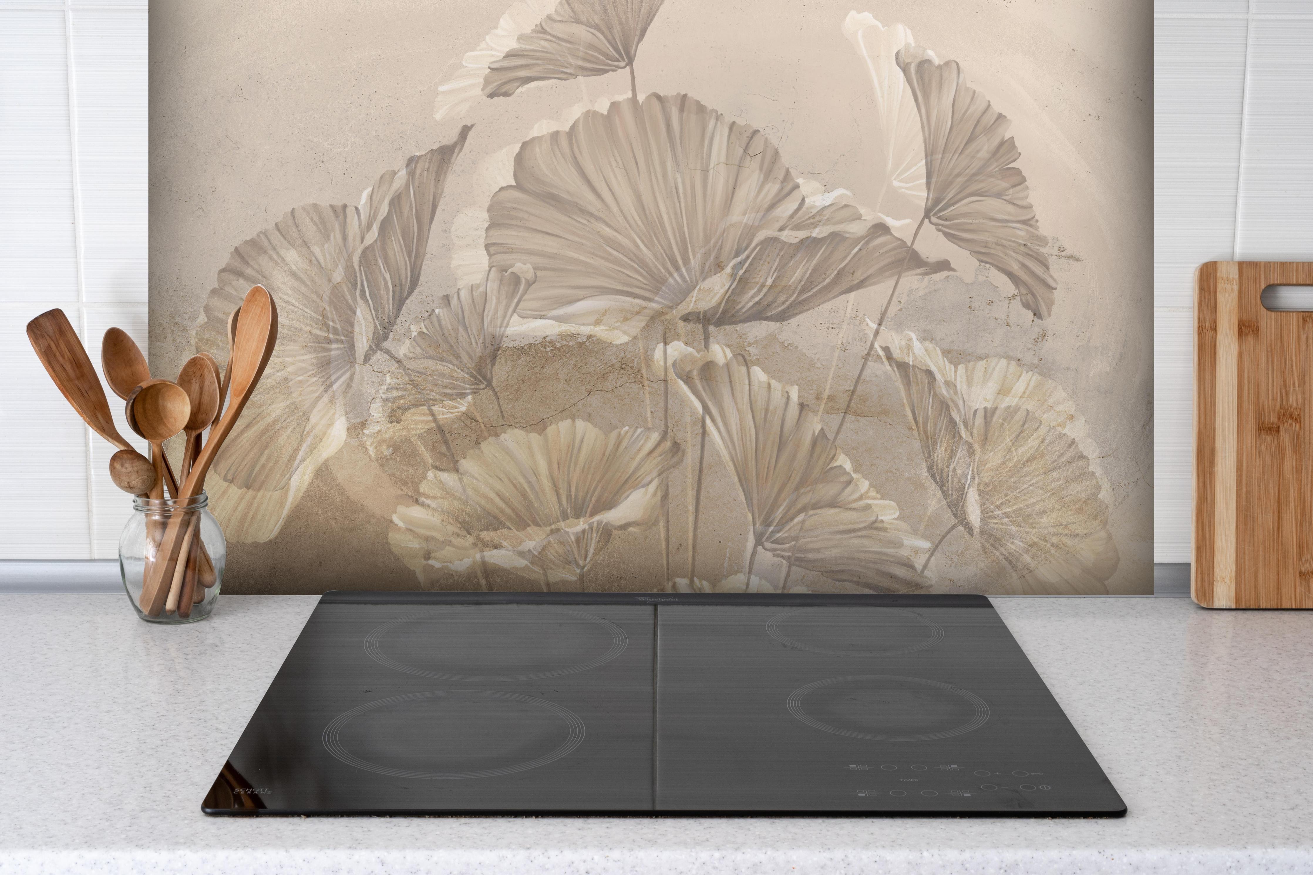 Spritzschutz - Tropische Blätter - Zeichnung hinter einem Cerankochfeld zwischen Holz-Kochutensilien