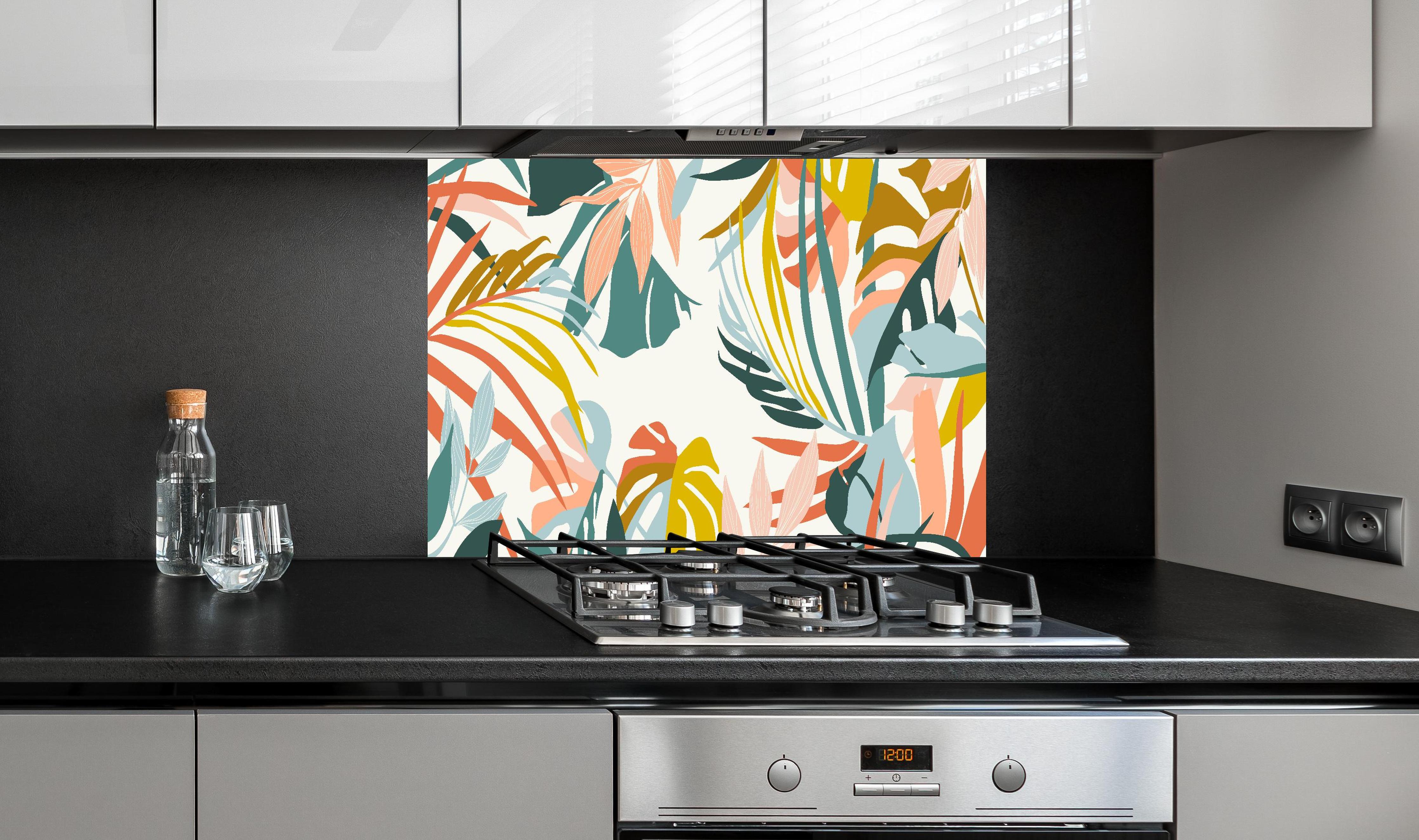 Spritzschutz - Tropische Blätter Pastellfarben Illustration hinter einem Cerankochfeld zwischen Holz-Kochutensilien