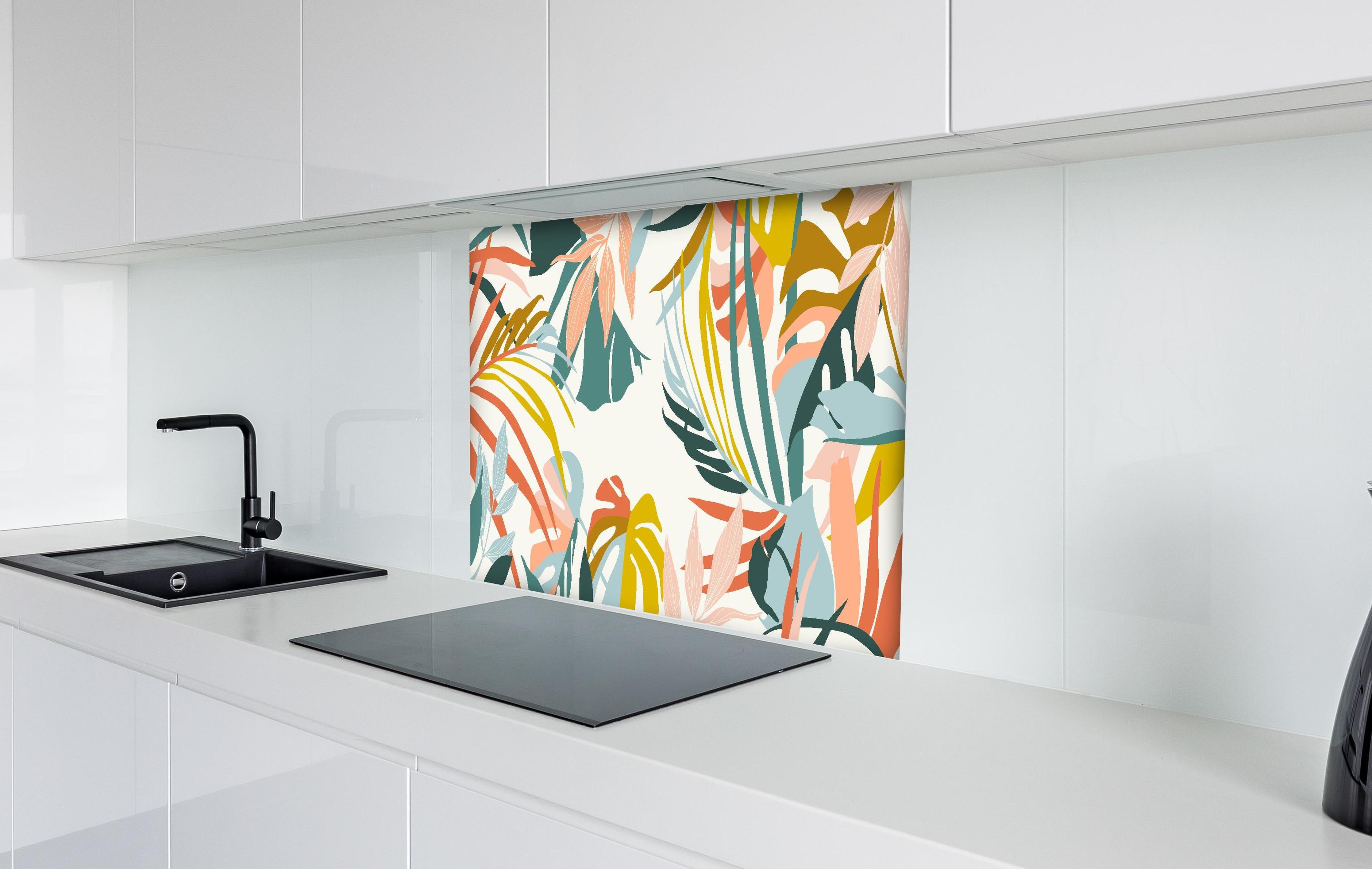 Spritzschutz - Tropische Blätter Pastellfarben Illustration hinter einem Cerankochfeld zwischen Holz-Kochutensilien