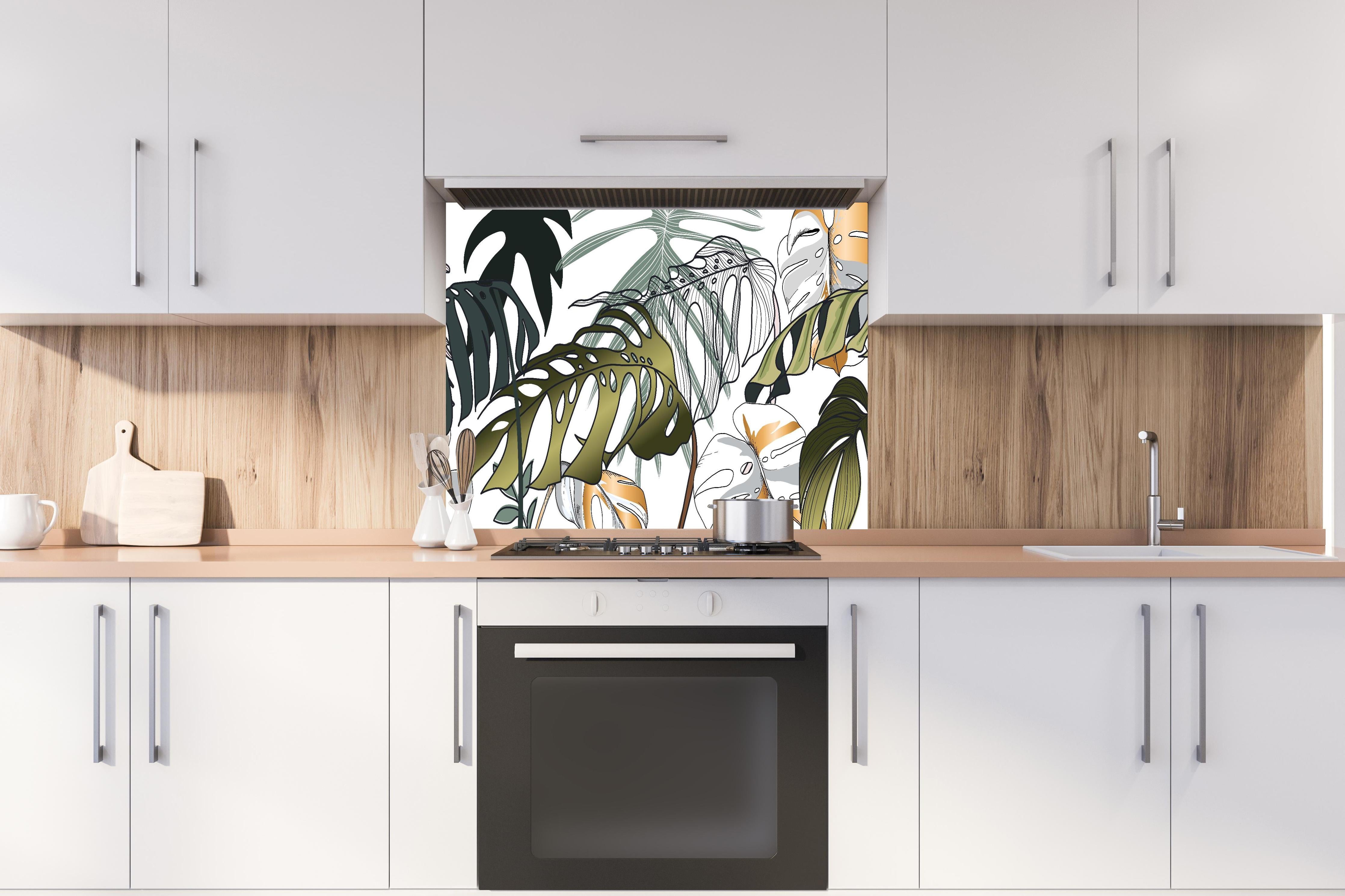 Spritzschutz - Tropische Blätter hinter einem Cerankochfeld zwischen Holz-Kochutensilien