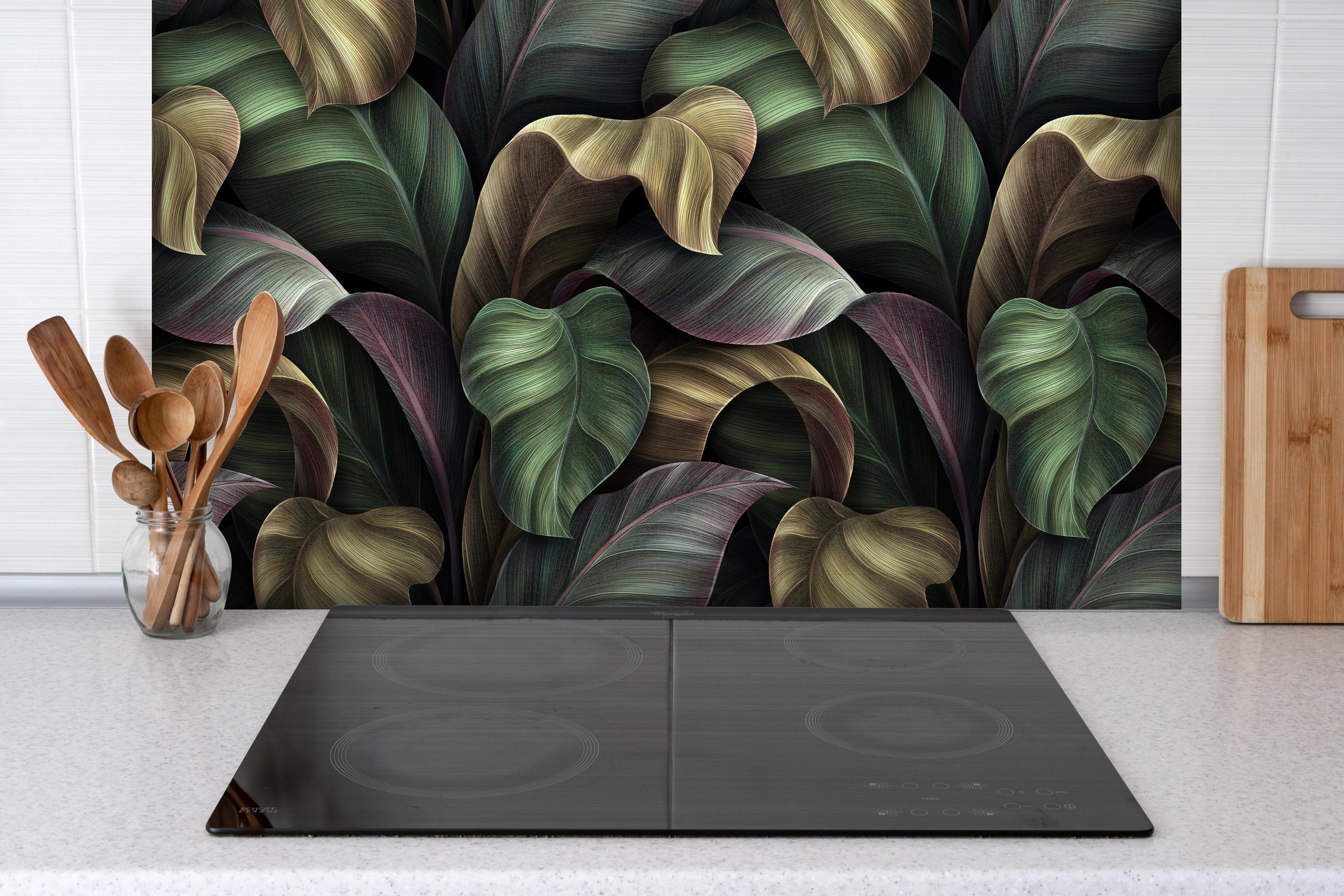 Spritzschutz - Tropische Blätter in Gold - Malerei hinter einem Cerankochfeld zwischen Holz-Kochutensilien