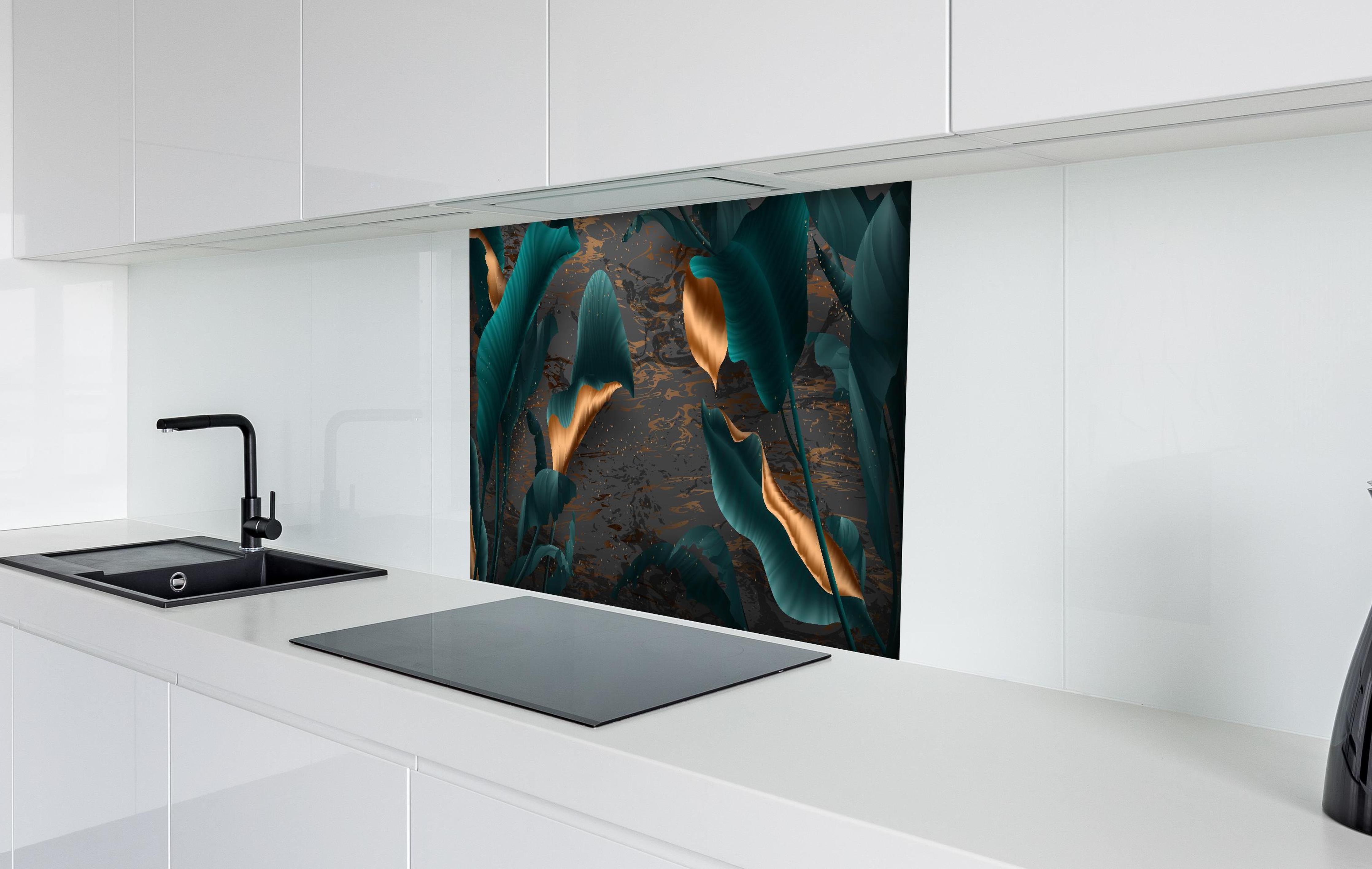 Spritzschutz - Tropische Blätter mit goldener Marmorierung hinter einem Cerankochfeld zwischen Holz-Kochutensilien