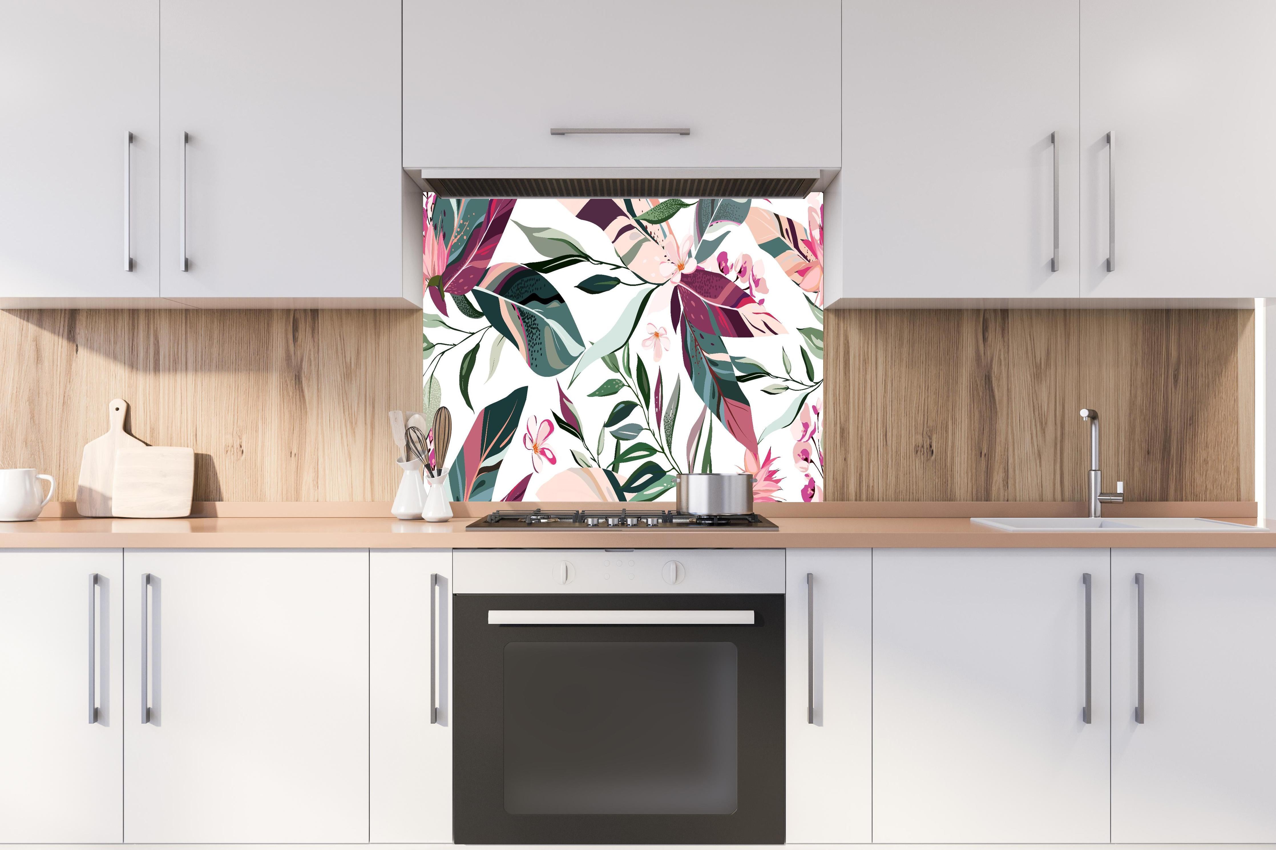 Spritzschutz - Tropische Blumenkunst hinter einem Cerankochfeld zwischen Holz-Kochutensilien