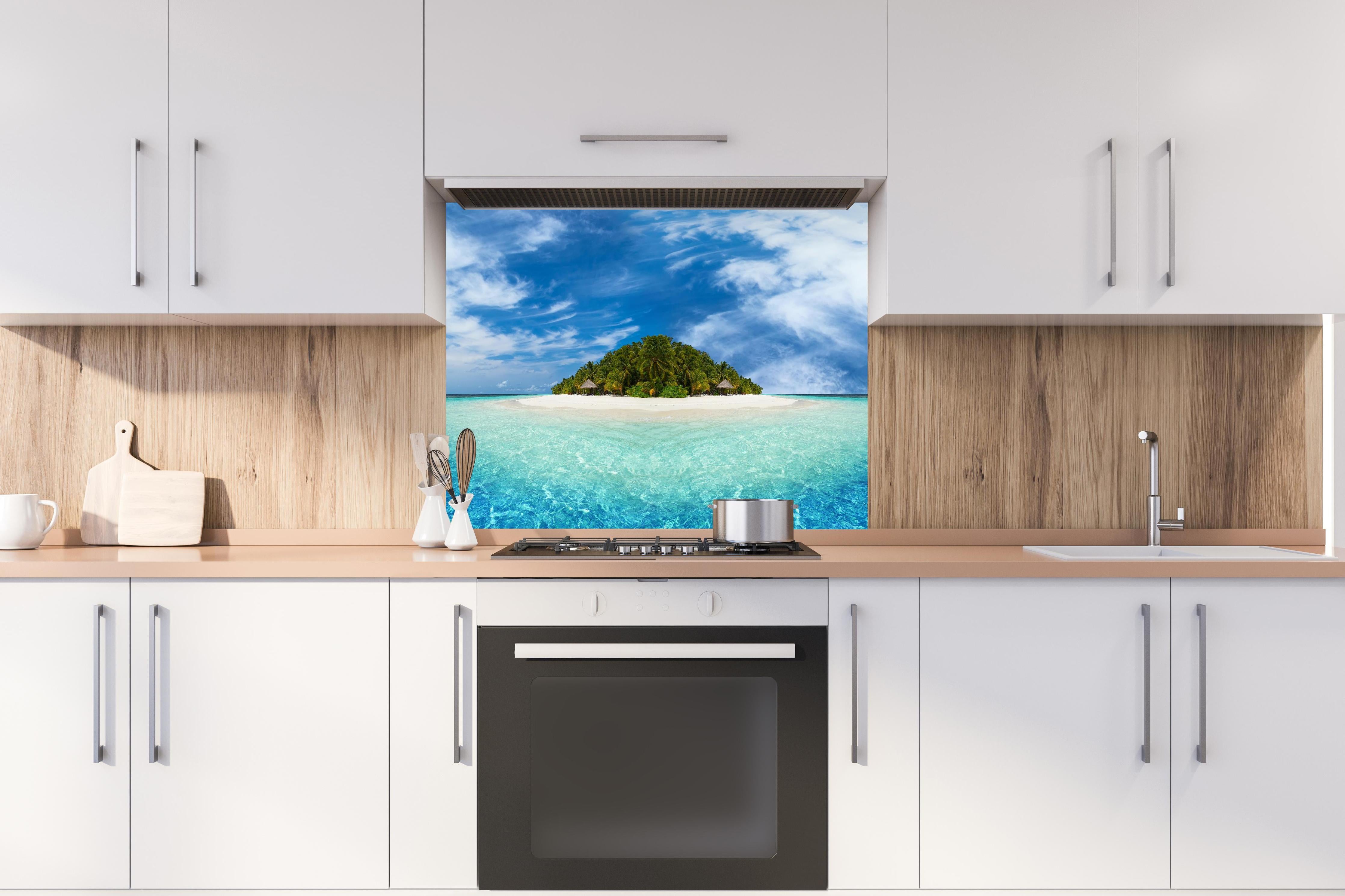 Spritzschutz - Tropische Insel mit Kokospalmen hinter einem Cerankochfeld zwischen Holz-Kochutensilien