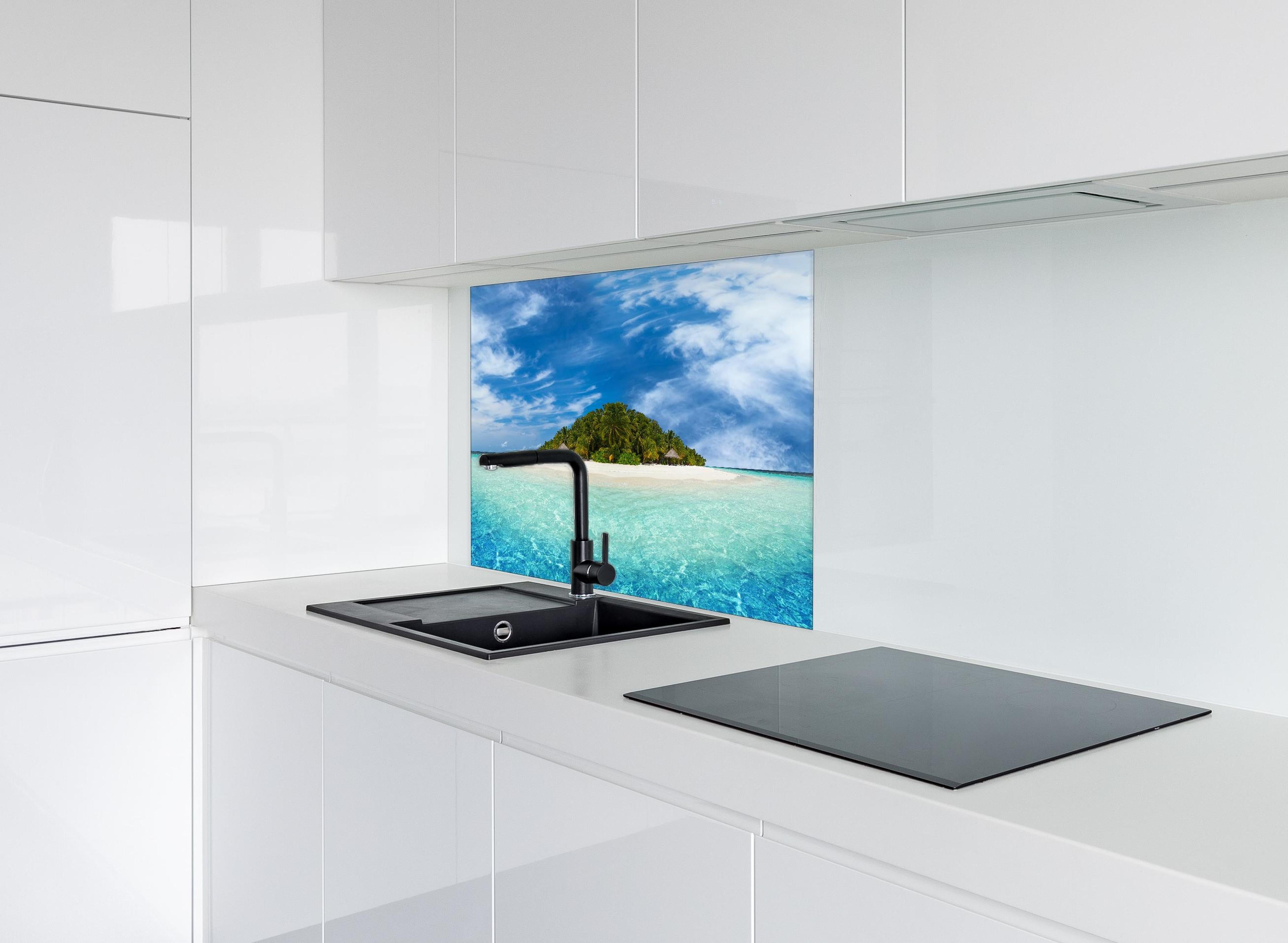 Spritzschutz - Tropische Insel mit Kokospalmen hinter einem Cerankochfeld zwischen Holz-Kochutensilien