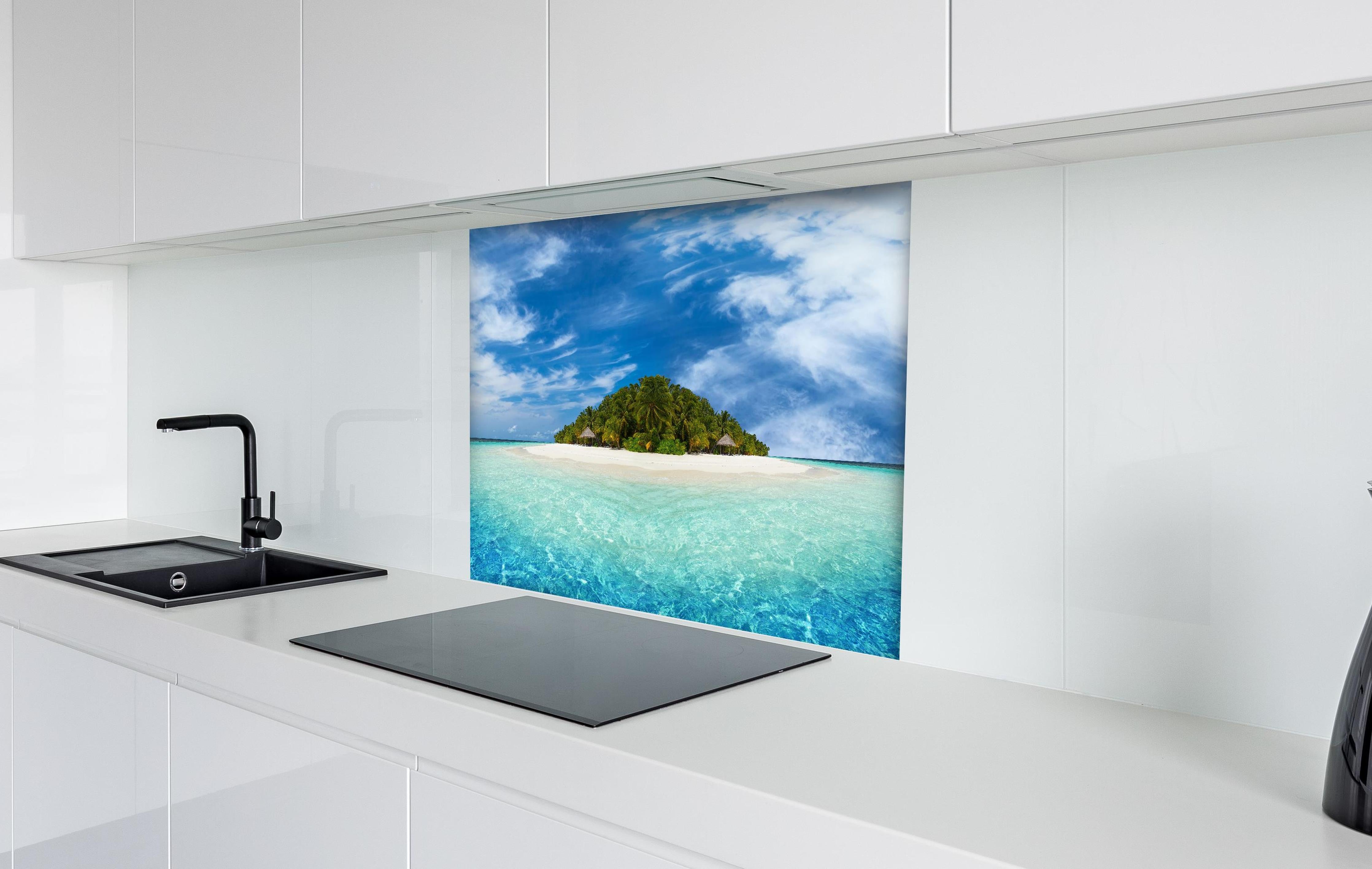 Spritzschutz - Tropische Insel mit Kokospalmen hinter einem Cerankochfeld zwischen Holz-Kochutensilien