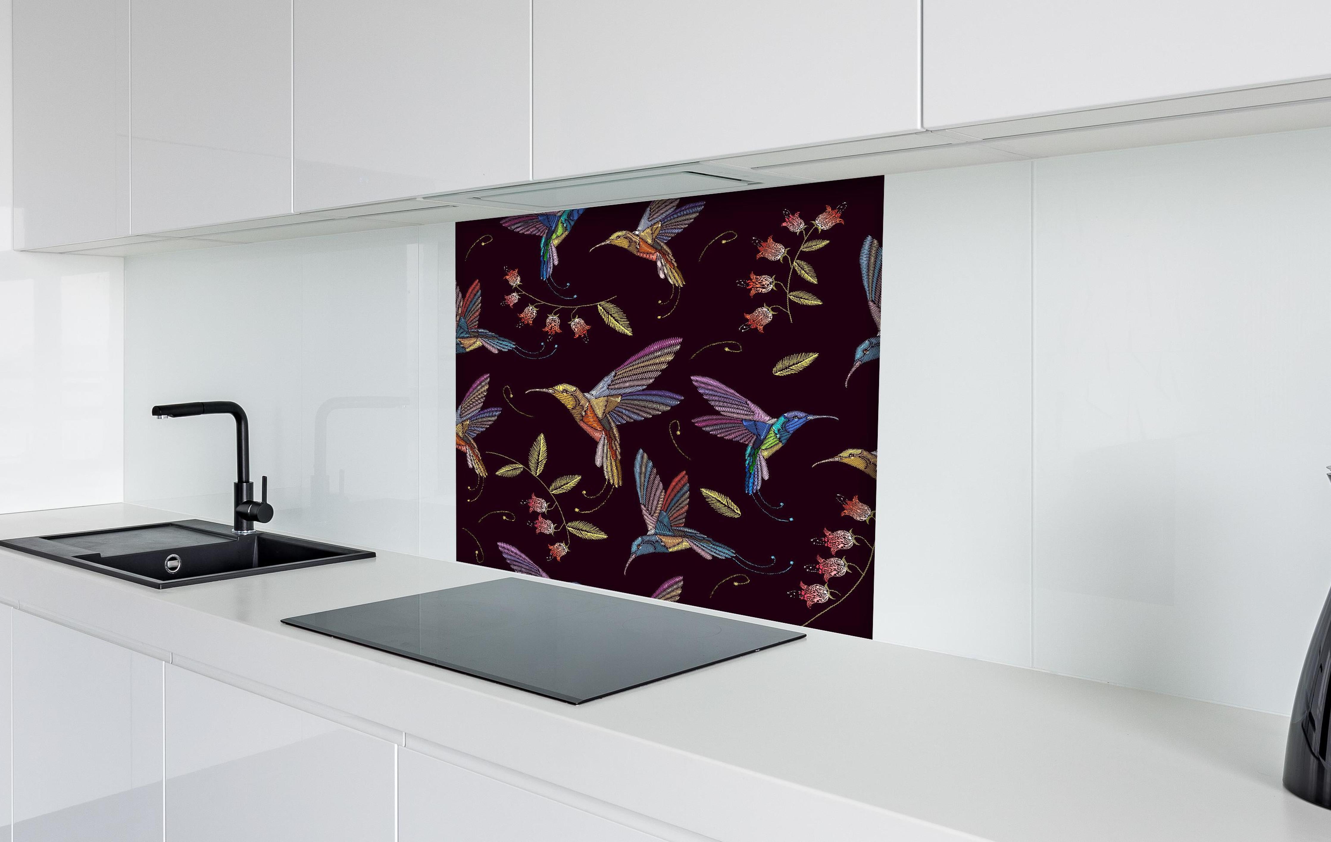 Spritzschutz - Tropische Kolibri-Blumen-Stickerei hinter einem Cerankochfeld zwischen Holz-Kochutensilien