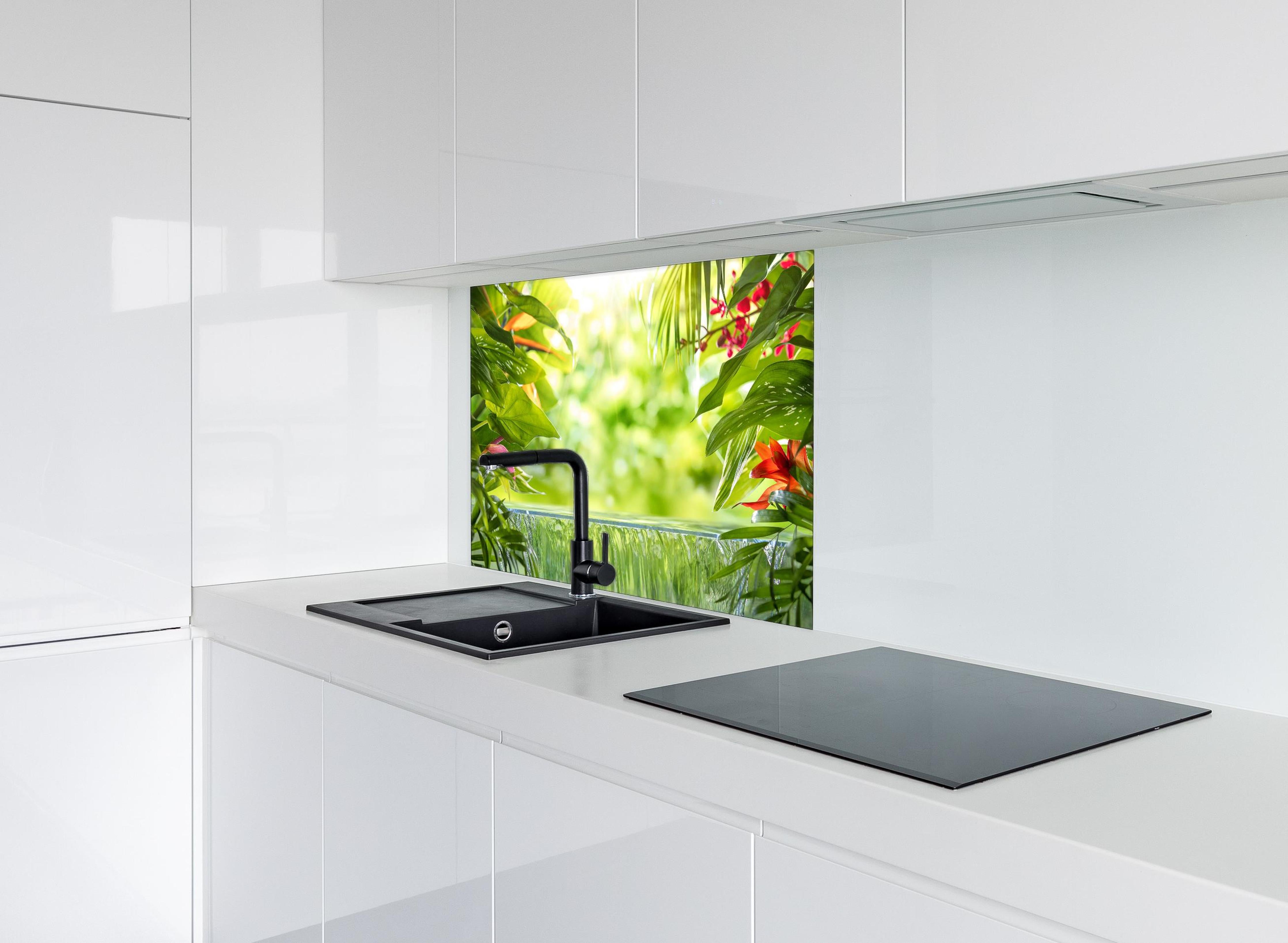 Spritzschutz - Tropische Palmenblätter im Amazonas hinter einem Cerankochfeld zwischen Holz-Kochutensilien