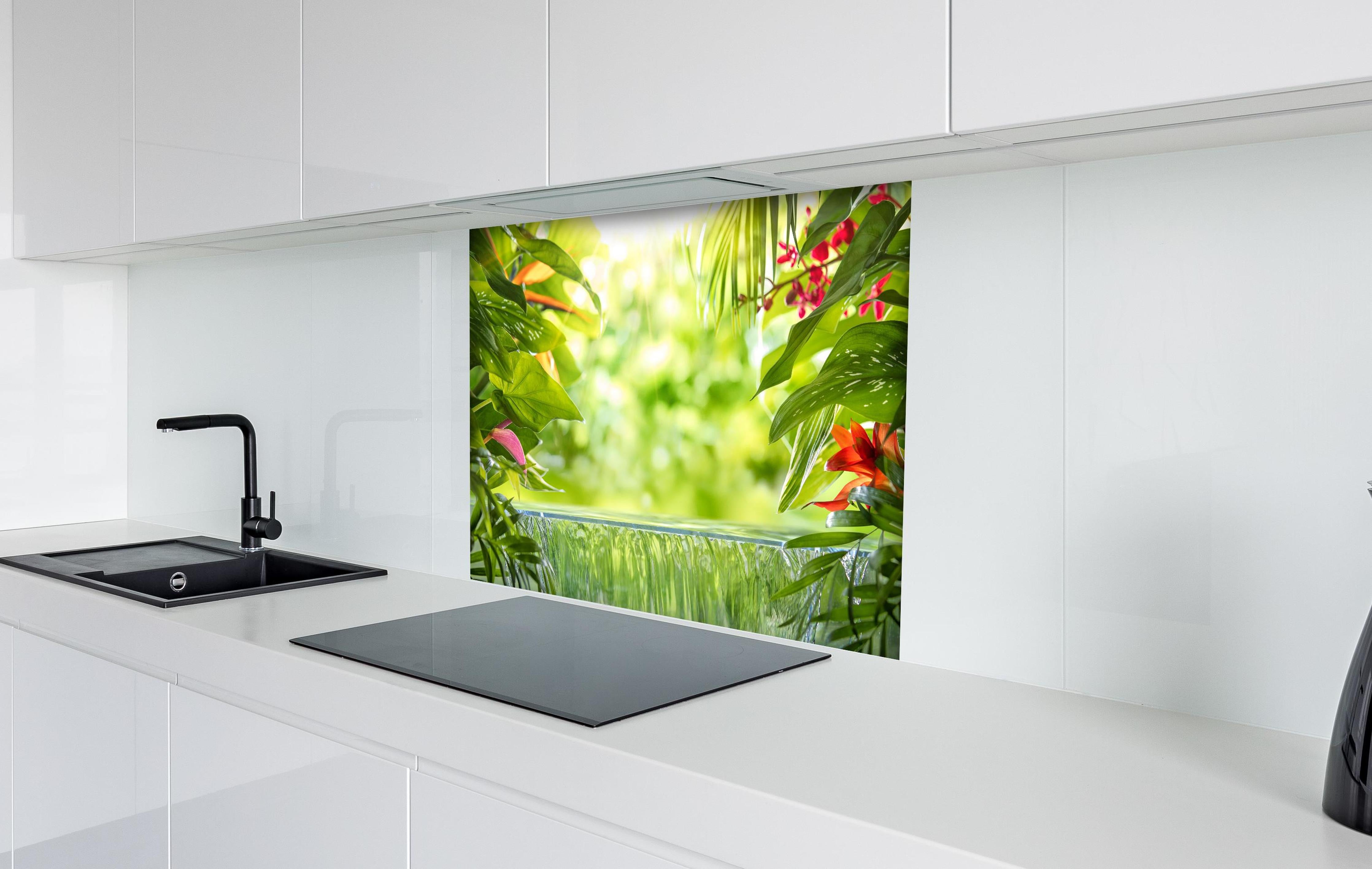 Spritzschutz - Tropische Palmenblätter im Amazonas hinter einem Cerankochfeld zwischen Holz-Kochutensilien