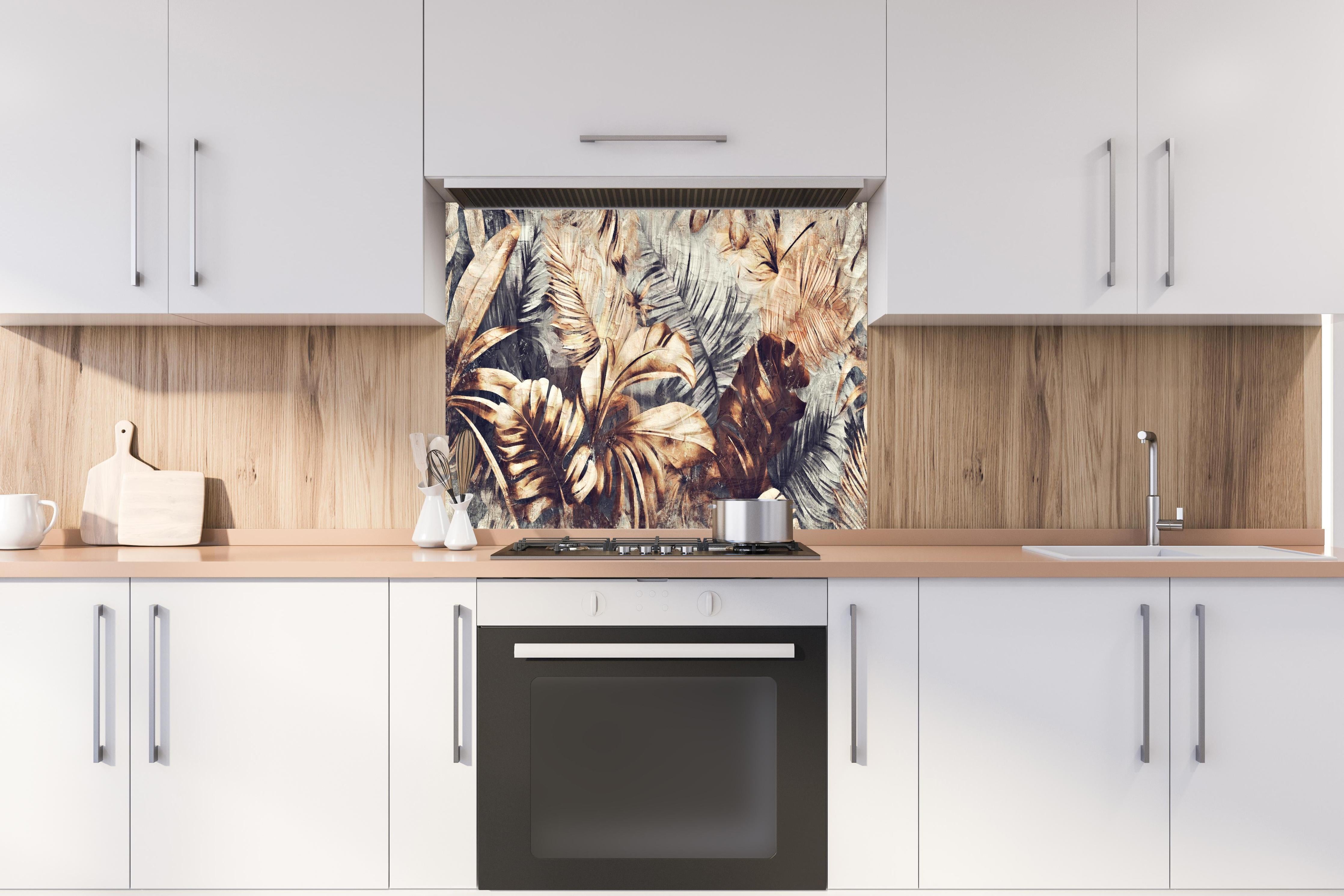 Spritzschutz - Tropische Palmenblätter in Gelb-Braun hinter einem Cerankochfeld zwischen Holz-Kochutensilien