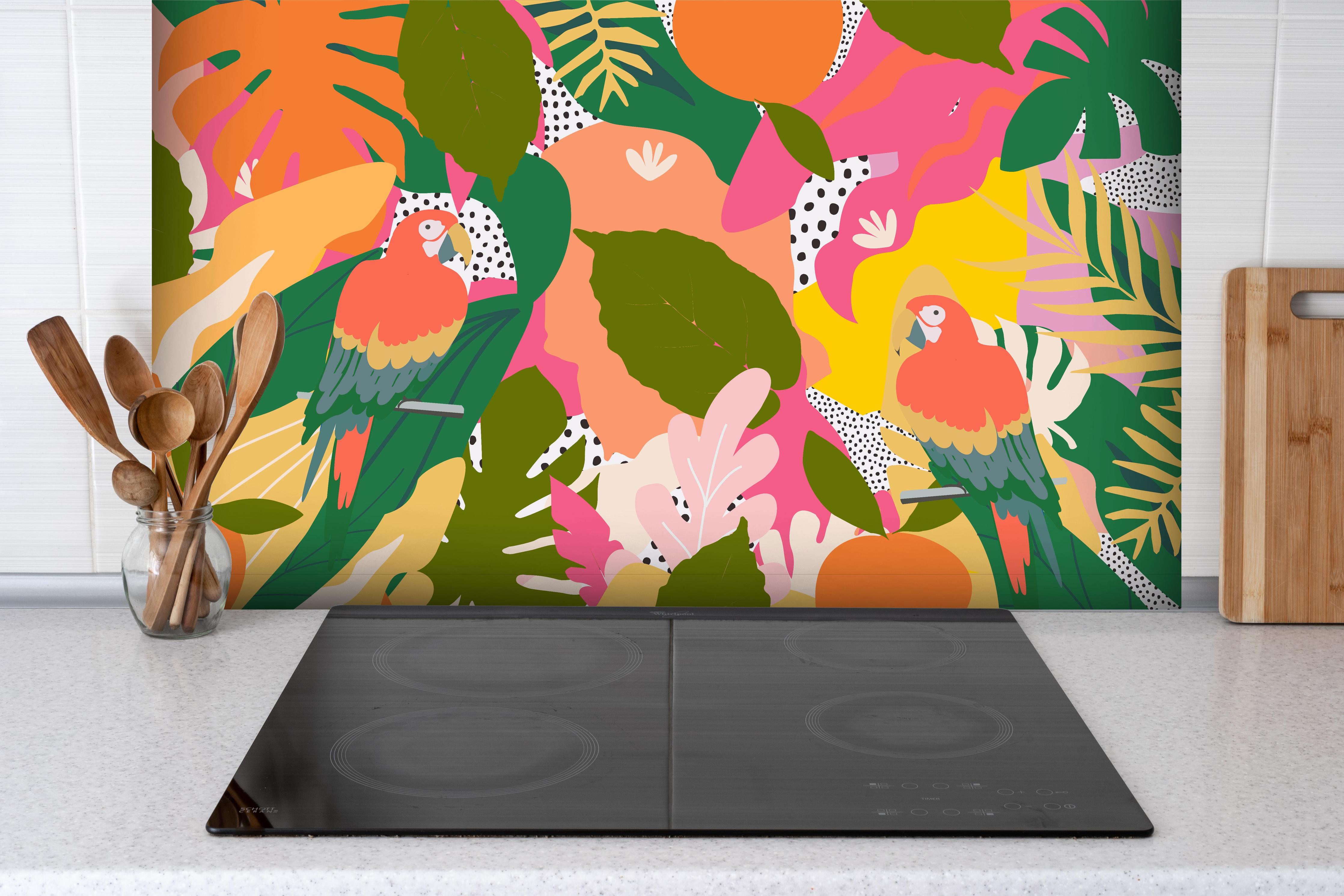 Spritzschutz - Tropische Papageien im farbenfrohen Dschungel hinter einem Cerankochfeld zwischen Holz-Kochutensilien