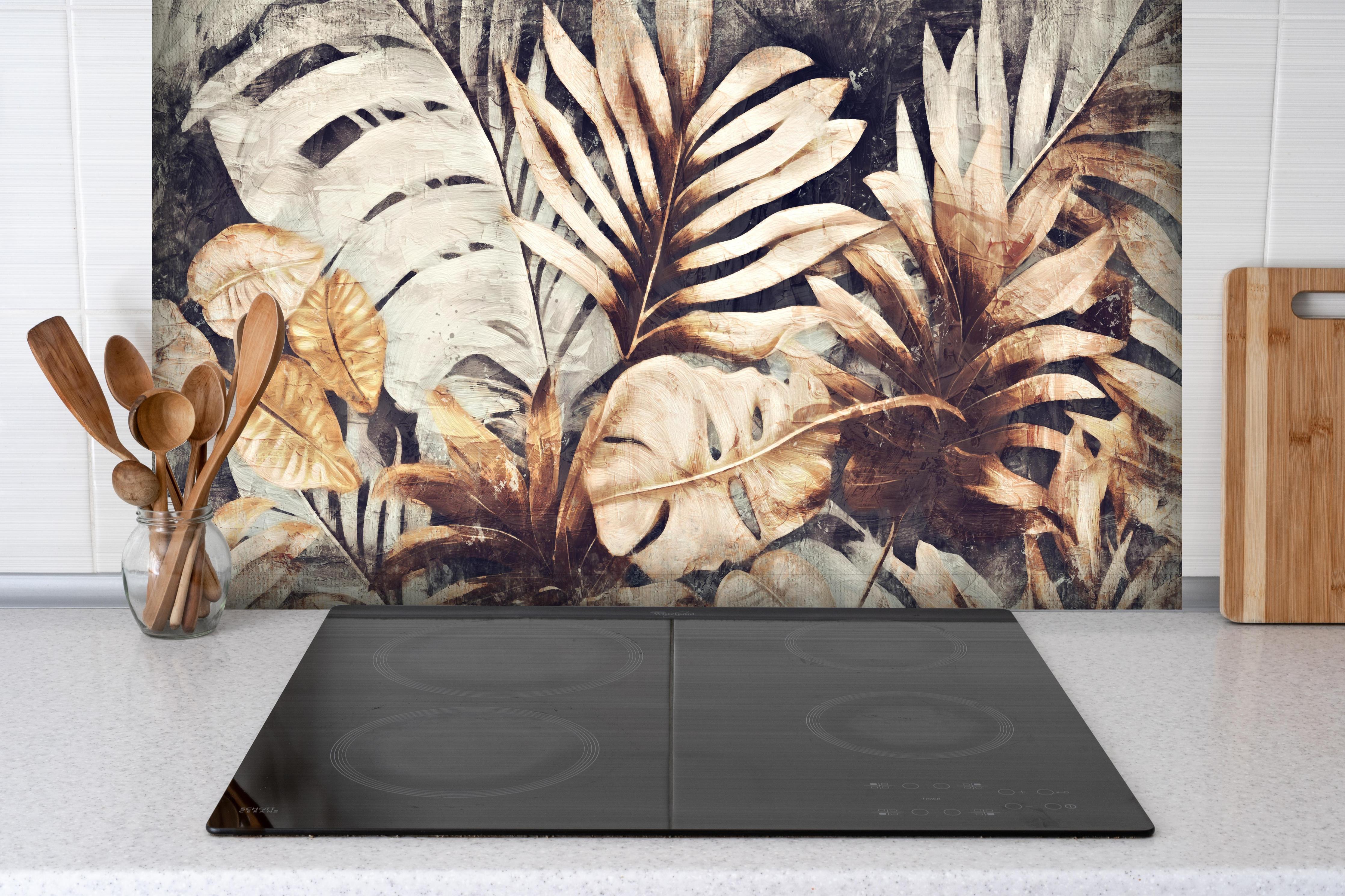 Spritzschutz - Tropische Pflanzen Kunst Textur Gelb Grün hinter einem Cerankochfeld zwischen Holz-Kochutensilien