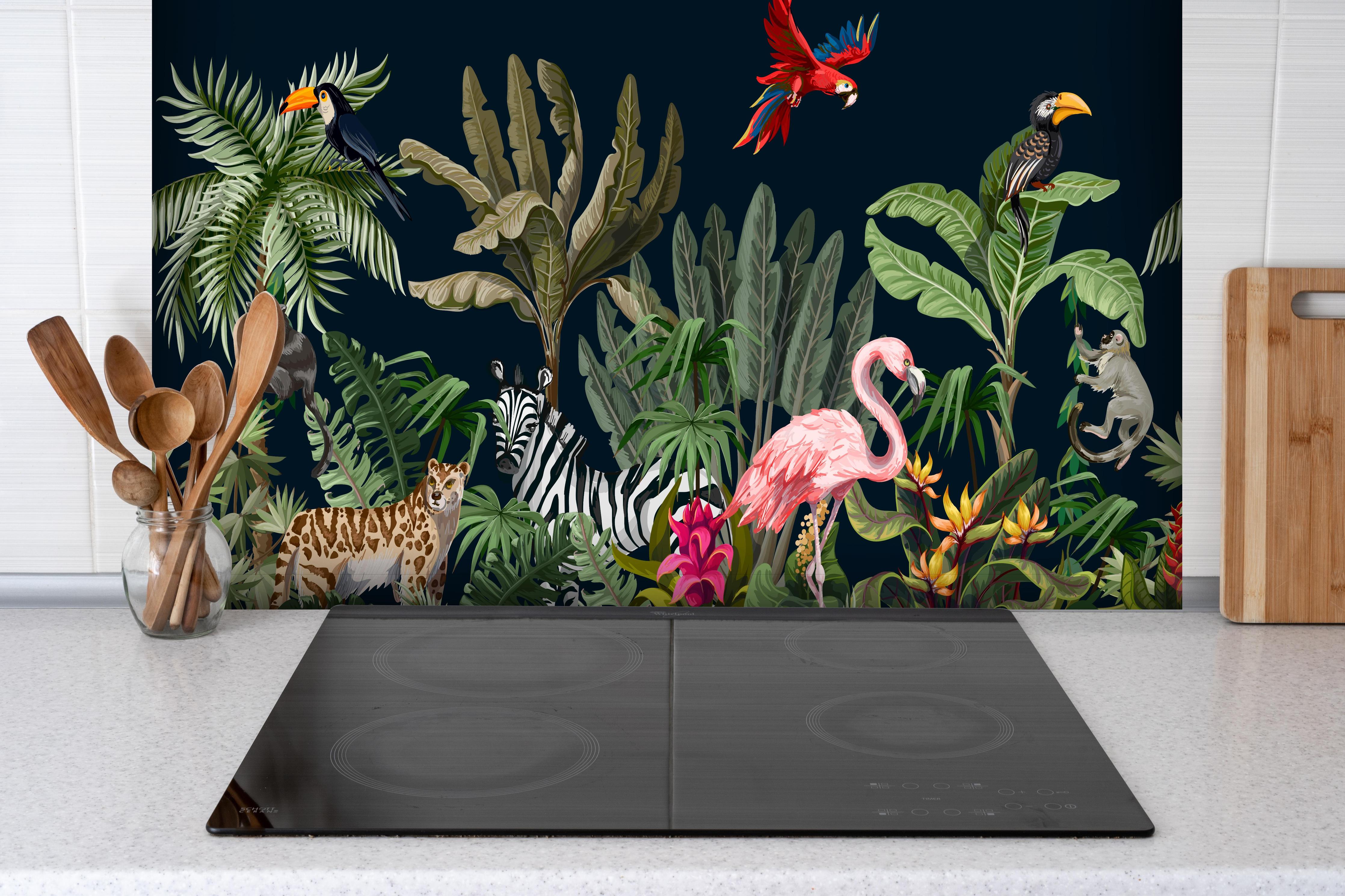 Spritzschutz - Tropische Pflanzen & Tiere hinter einem Cerankochfeld zwischen Holz-Kochutensilien