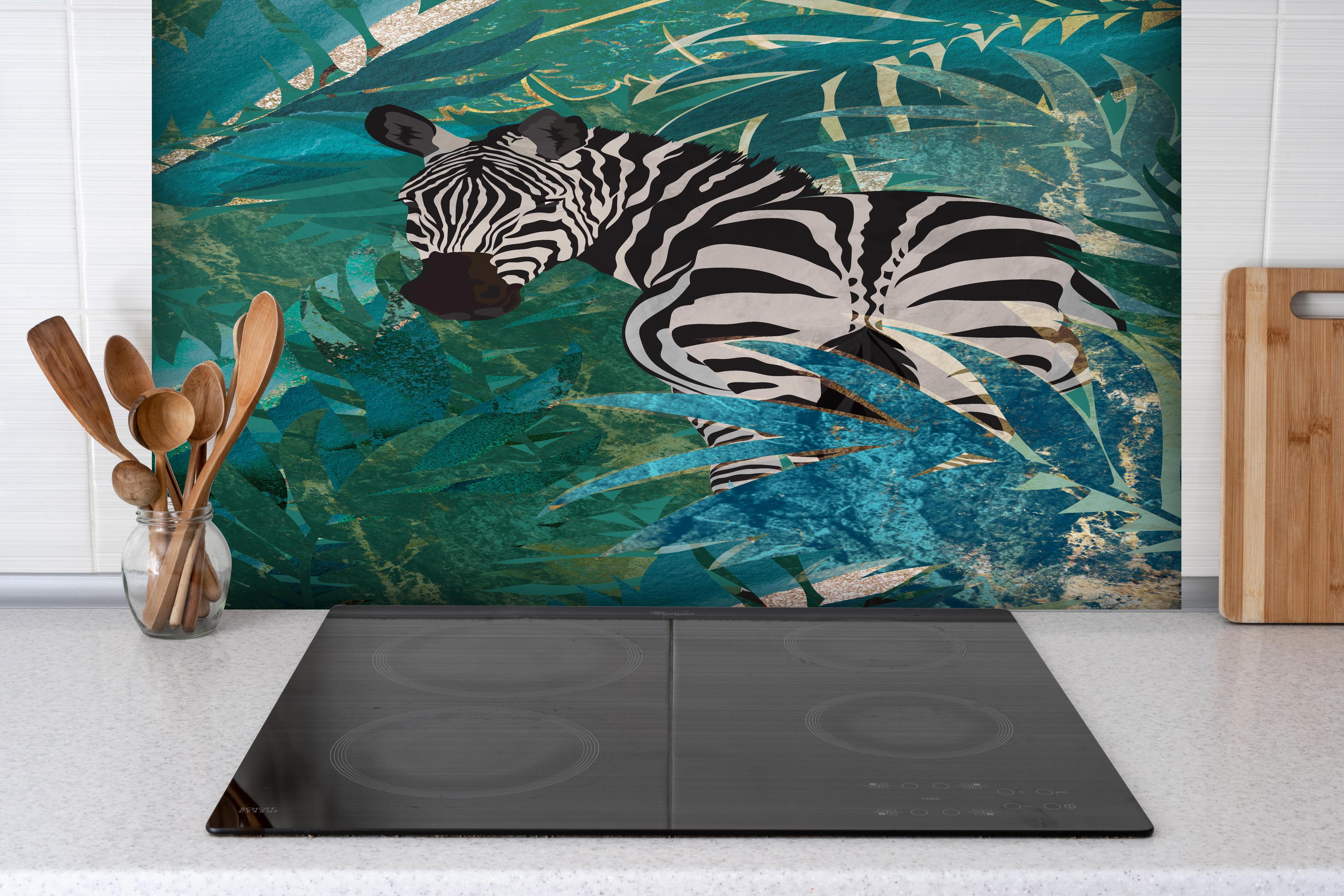Spritzschutz - Tropische Zeichnung - Zebra hinter einem Cerankochfeld zwischen Holz-Kochutensilien