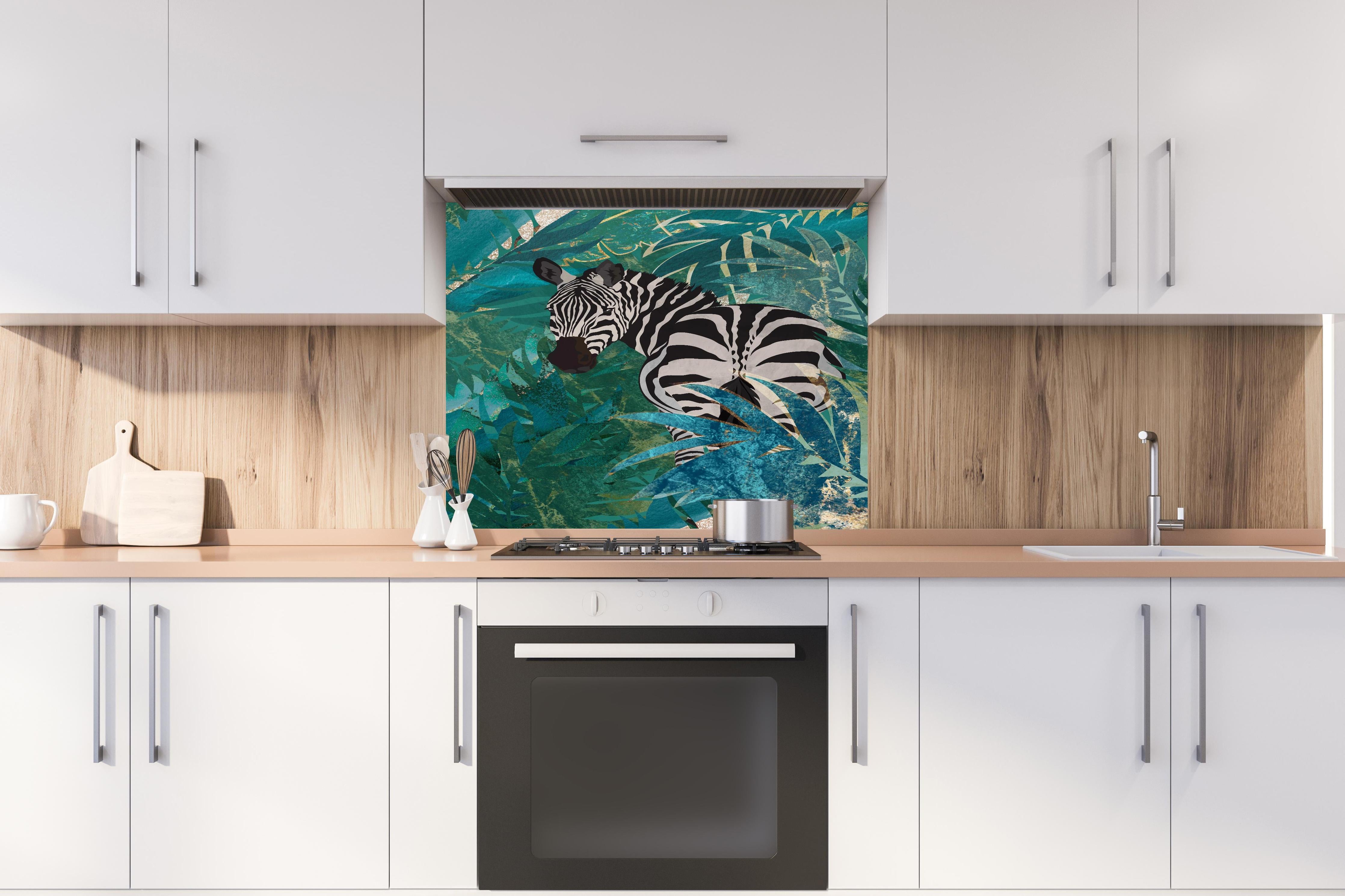 Spritzschutz - Tropische Zeichnung - Zebra hinter einem Cerankochfeld zwischen Holz-Kochutensilien