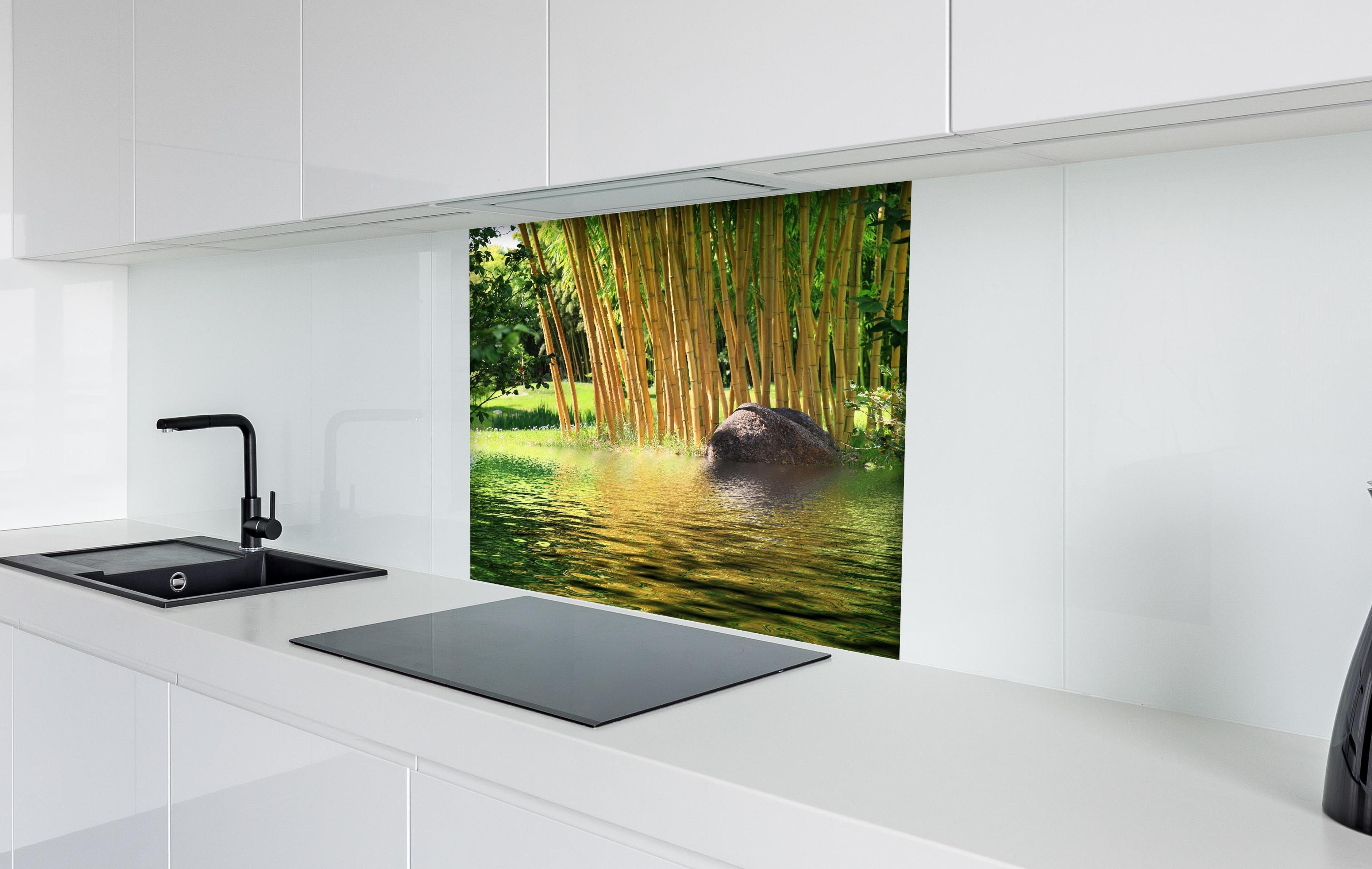 Spritzschutz - Tropischer Bambuswald mit See in Zentralasien hinter einem Cerankochfeld zwischen Holz-Kochutensilien