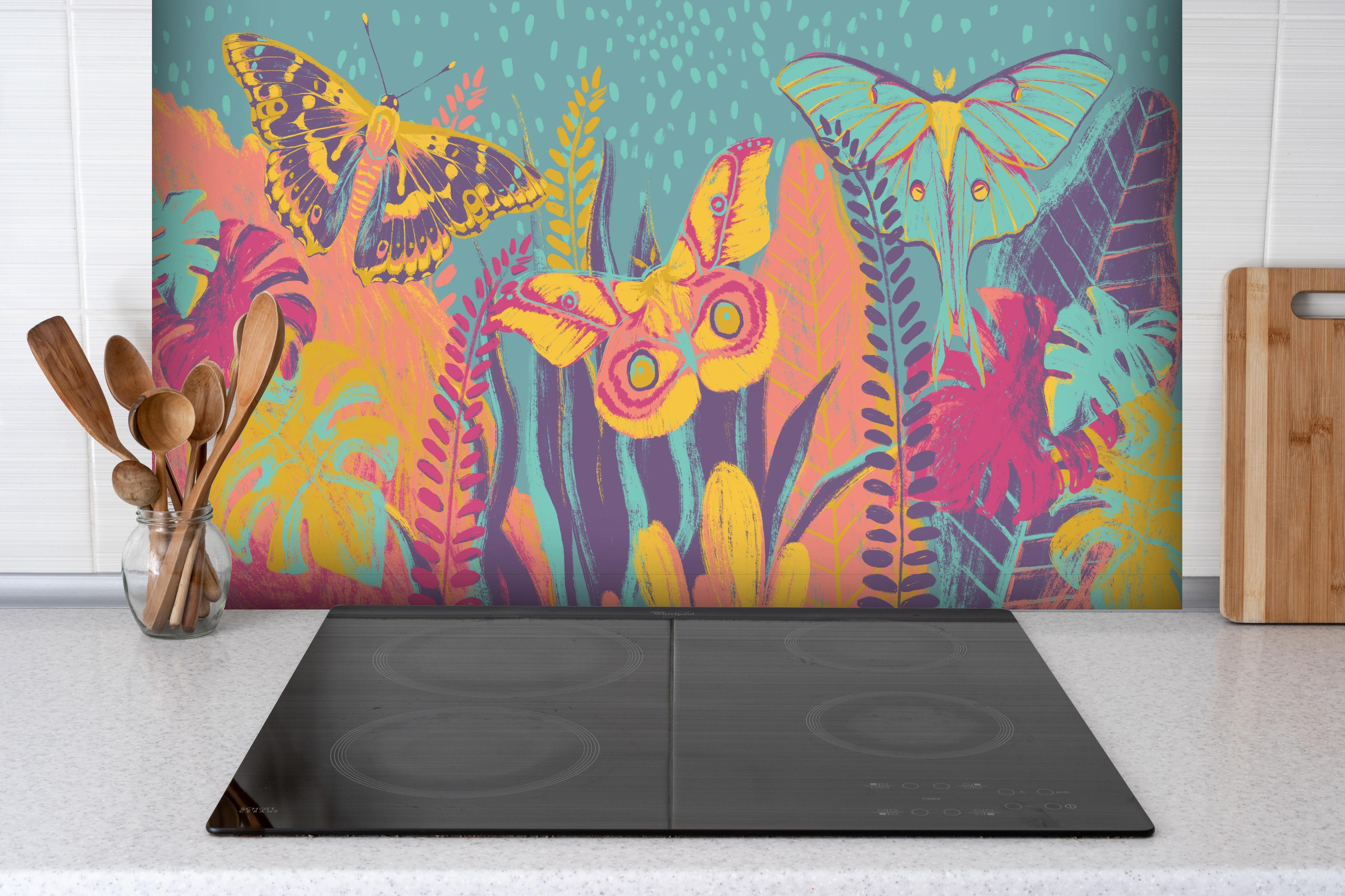 Spritzschutz - Tropischer Blick - Bunt hinter einem Cerankochfeld zwischen Holz-Kochutensilien