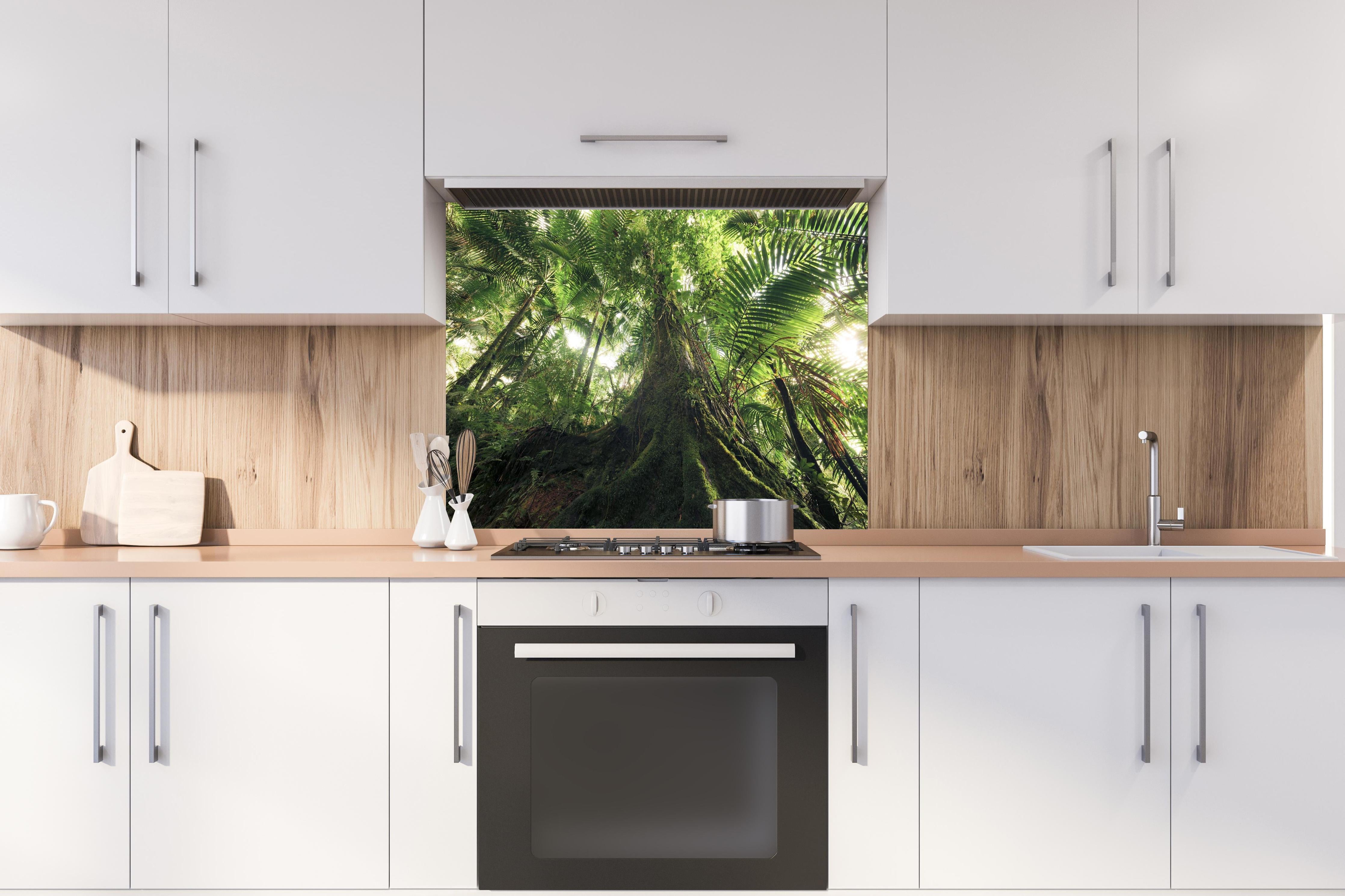 Spritzschutz - Tropischer Dschungel Wald hinter einem Cerankochfeld zwischen Holz-Kochutensilien